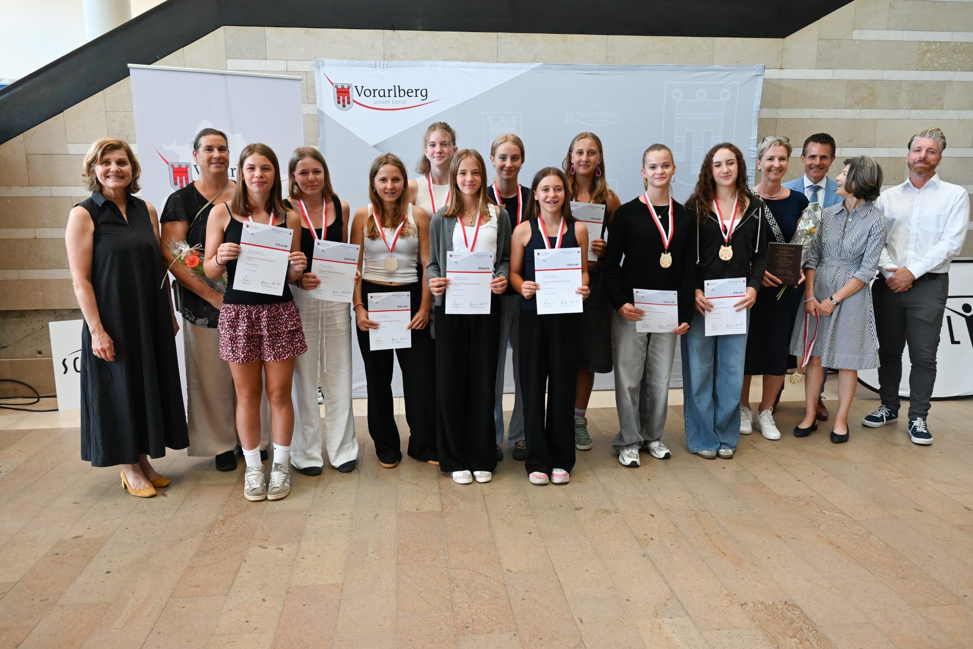 Die Schülerinnen der SMS Hohenems traten im Schwimmen an und konnten eine Bronzemedaille mit nach Hause bringen.