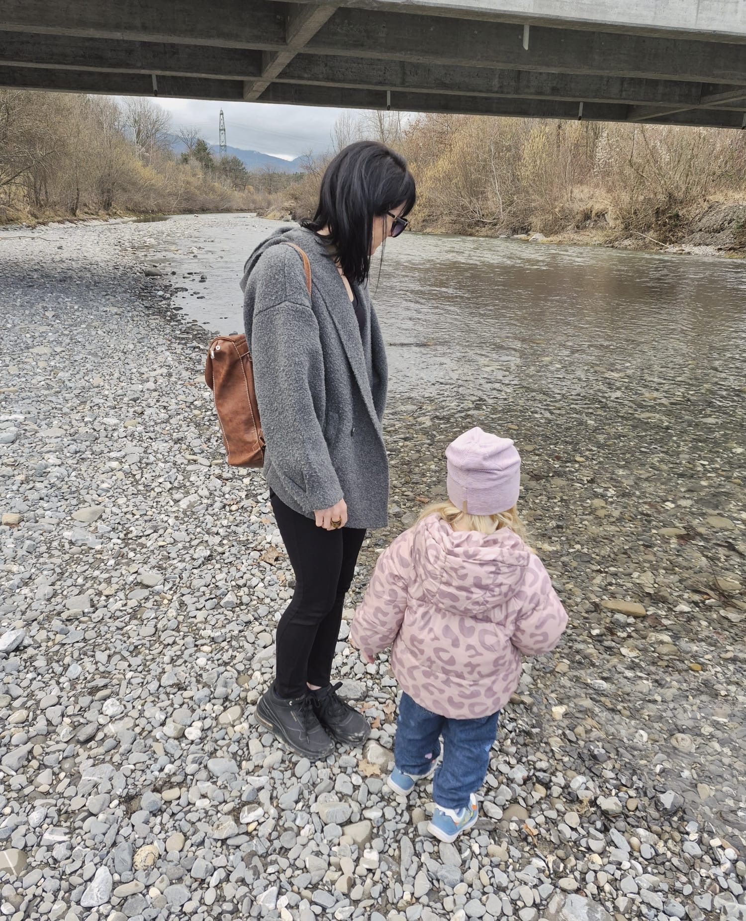 Ramona Madlener geht mit ihrer kleinen Tochter spazieren.