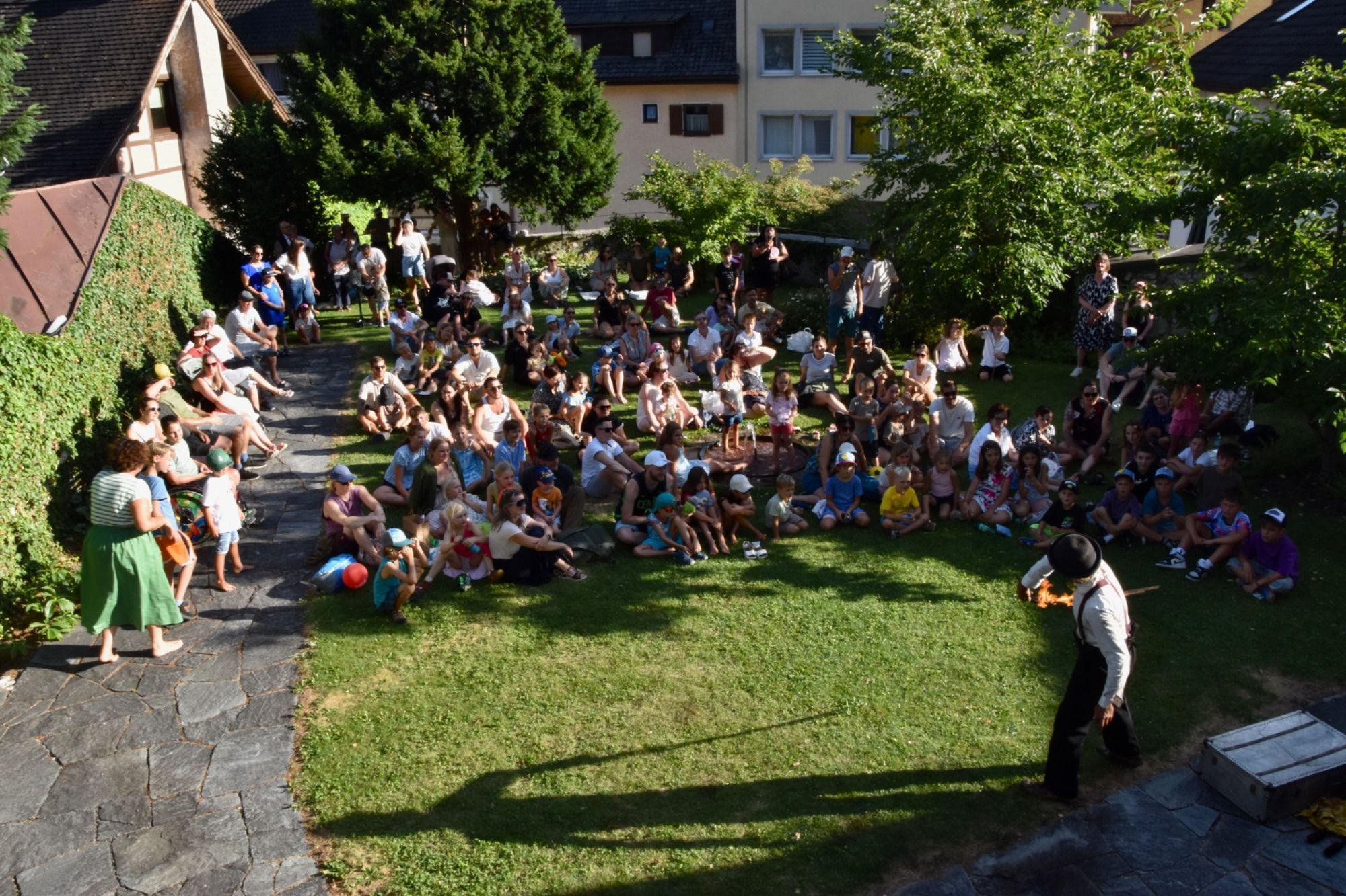 Feuershow von und mit „Clown Pompo“ im Schossgarten in Bludenz. Foto: Gerhard Scopoli
