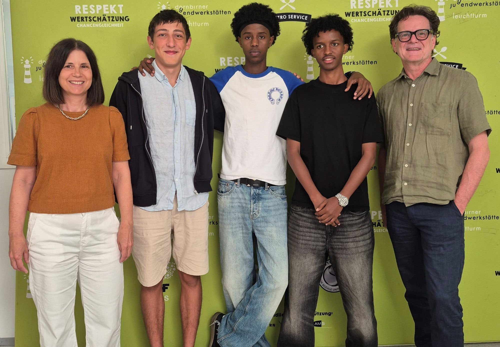 Stolz bei der Zeugnisvergabe mit Abteilungsvorständin Christina Marent, Florian Mayr, Jabril Hassan, Suheyb Ahmed und Bildungsexperte Wolfgang Weber.