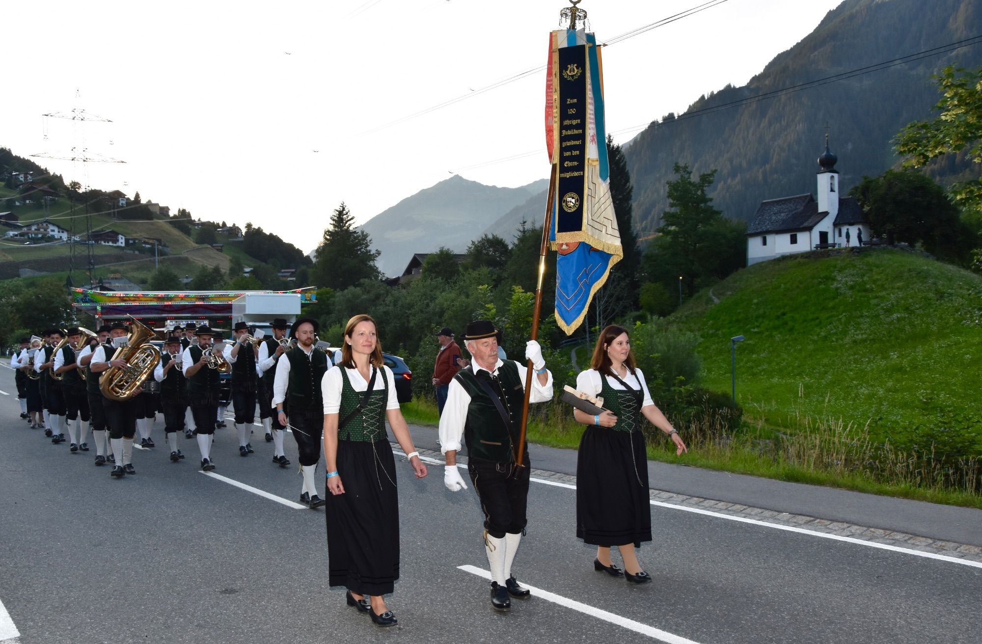 Internationale Musikvereine waren zum dreitägigen Jubiläumsfest der Bürgermusik Gaschurn-Partenen nach Gaschurn angereist. Für Stimmung im Festzelt sorgten etwa Volxrock und die Fegerländer. Den Fassanstich nahm Bgm. Daniel Sandrell vor.