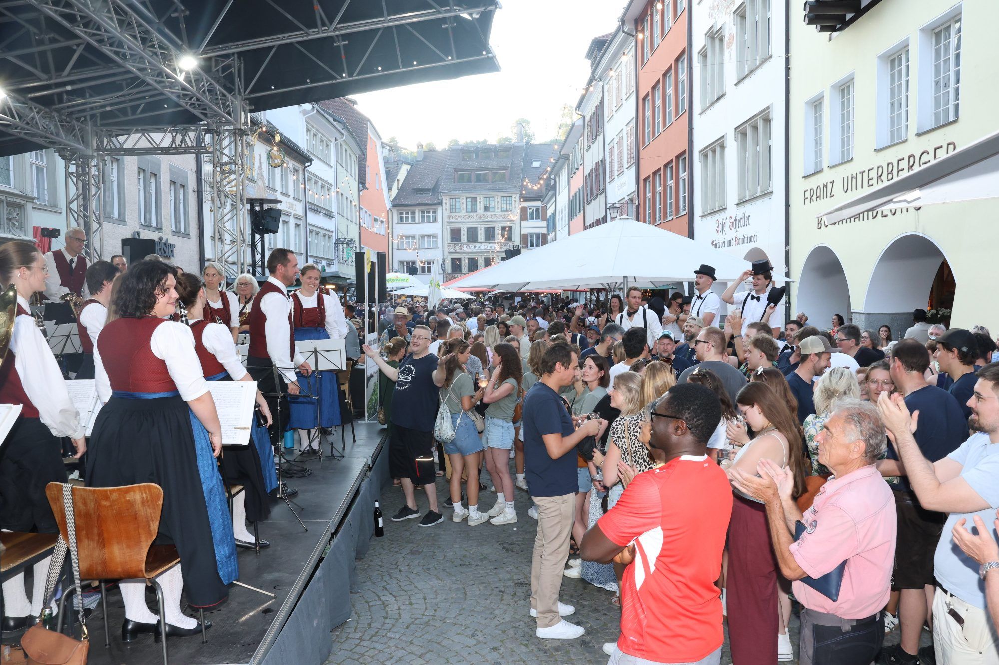 Genuss und Geselligkeit beim Weinfest