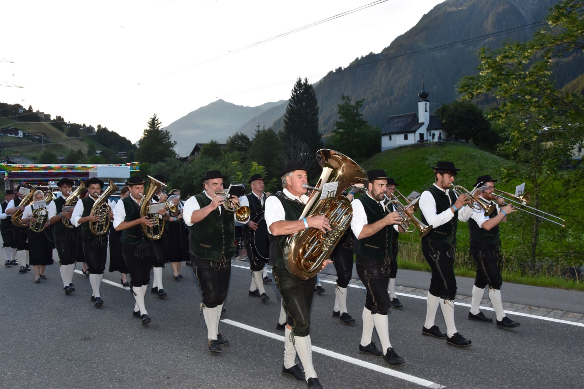 Internationale Musikvereine waren zum dreitägigen Jubiläumsfest der Bürgermusik Gaschurn-Partenen nach Gaschurn angereist. Für Stimmung im Festzelt sorgten etwa Volxrock und die Fegerländer. Den Fassanstich nahm Bgm. Daniel Sandrell vor.