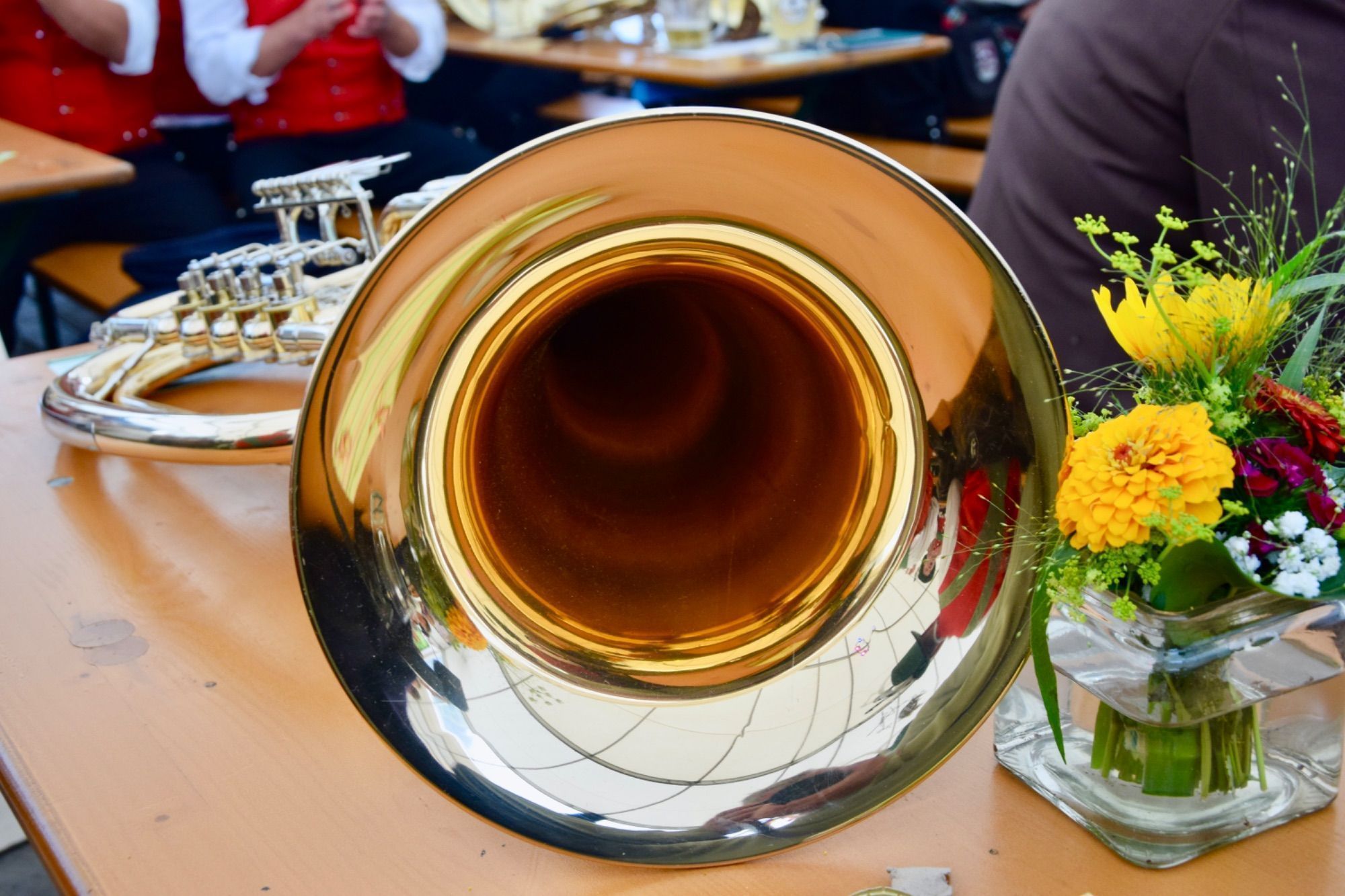 Internationale Musikvereine waren zum dreitägigen Jubiläumsfest der Bürgermusik Gaschurn-Partenen nach Gaschurn angereist. Für Stimmung im Festzelt sorgten etwa Volxrock und die Fegerländer. Den Fassanstich nahm Bgm. Daniel Sandrell vor.