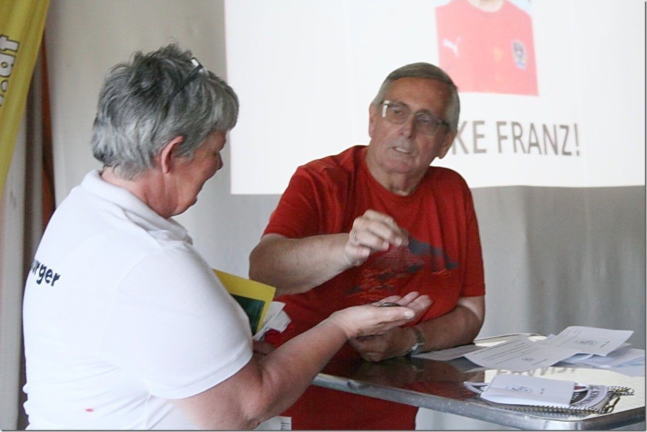 Franz Walter übergab Christine Stark ein Geschenk.