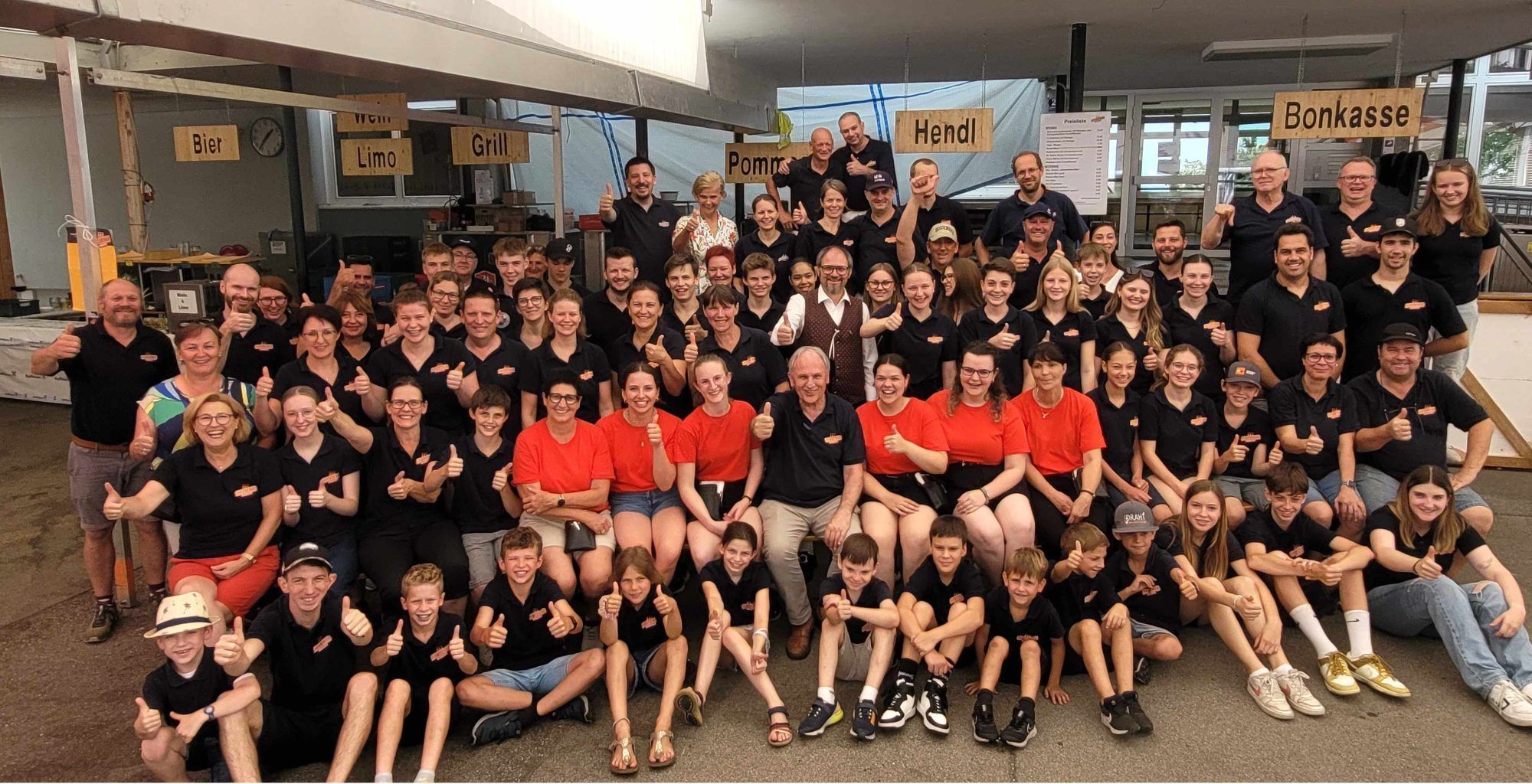 Das bewährte große Team des Lochauer Musikvereins, Jung und Alt, ist bereit für 52. Lochauer Dorffest 2026 in der Open-Air-Arena im Lochauer Schulhof.
