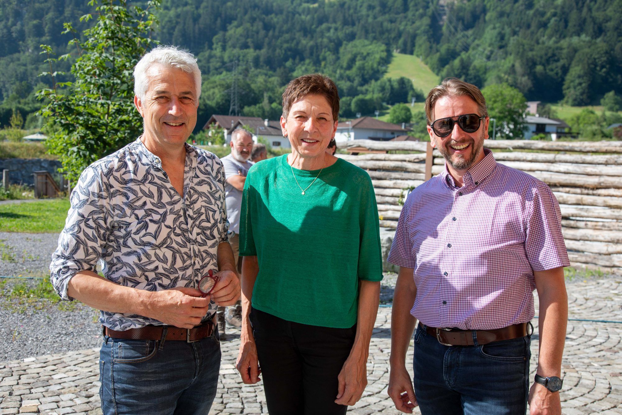 Standessekretär Bernhard Maier mit LAbg. Andrea Schwarzmann und Standesrepräsentant Bgm. Daniel Sandrell (v. l.) gratulierten herzlich.