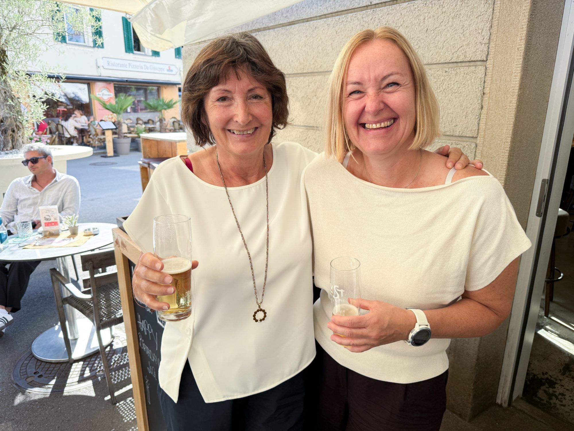 Anna Hell und Gerli Marxgut hoben ein Glas auf den 12er
