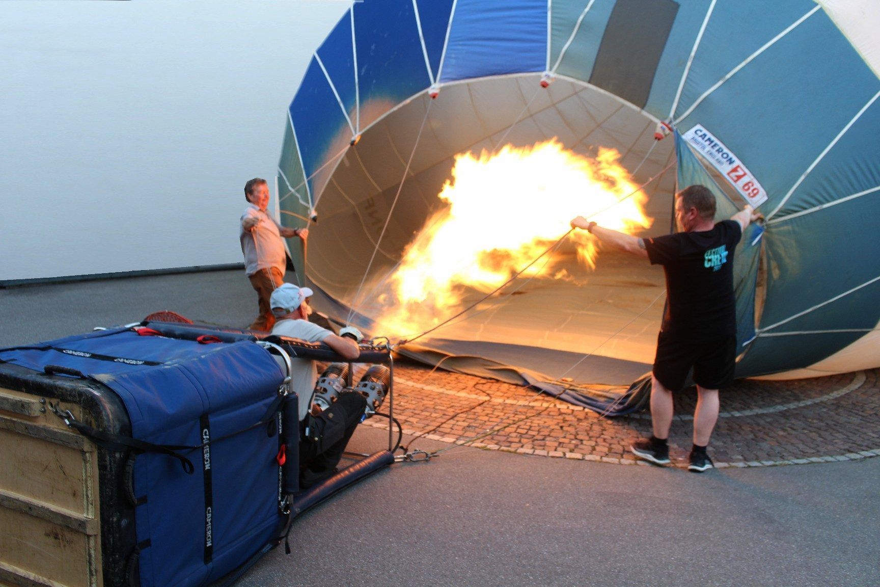 Ballonfahren hautnah erleben: Eugen Nußbaumer und sein Teams lassen sich bei den Startvorbereitungen über die Schultern schauen.