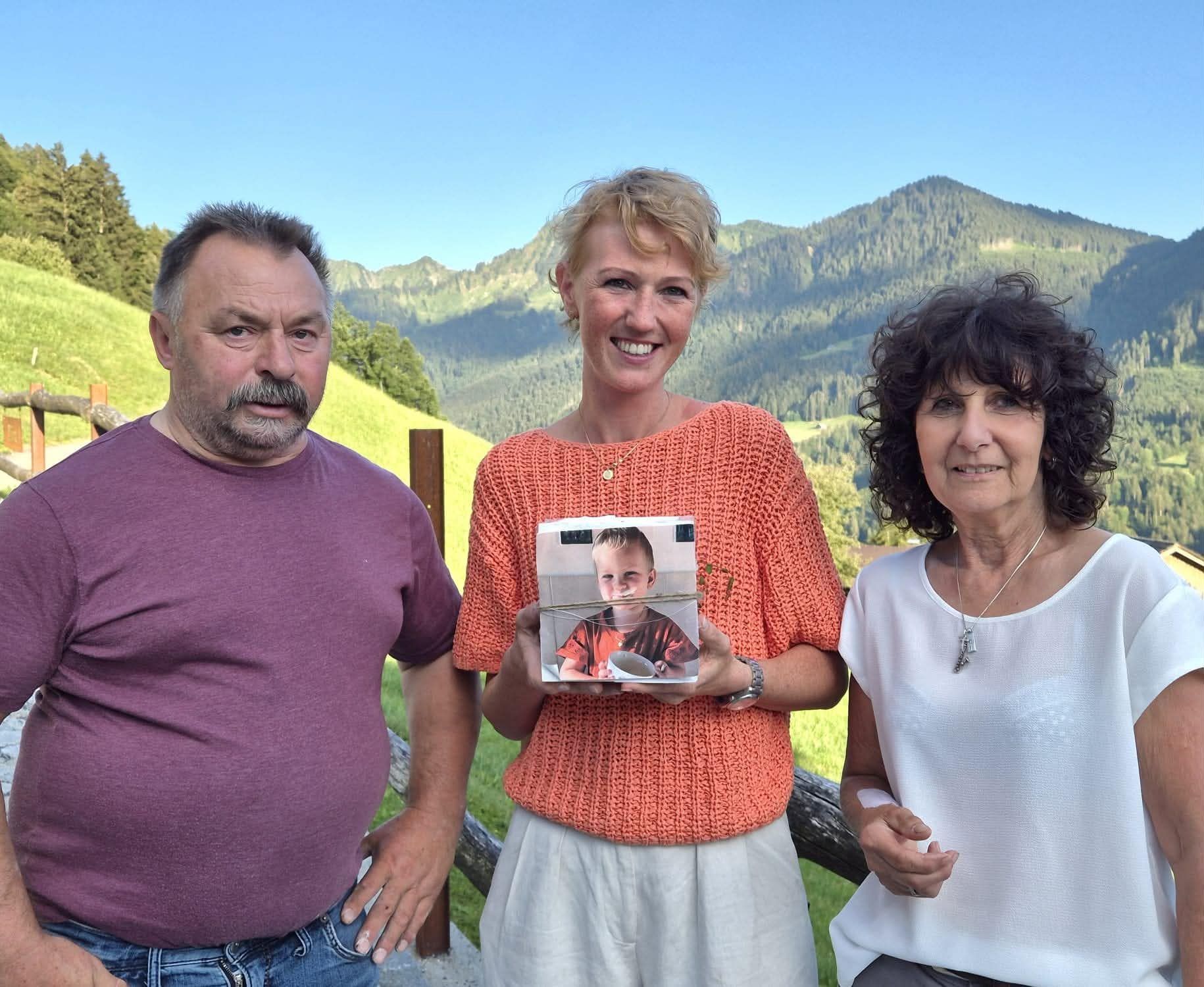 Adam Keckeis (l.) mit seiner Frau Karin (r.) überreichte Anna die Spendenbox von 4135 Euro.