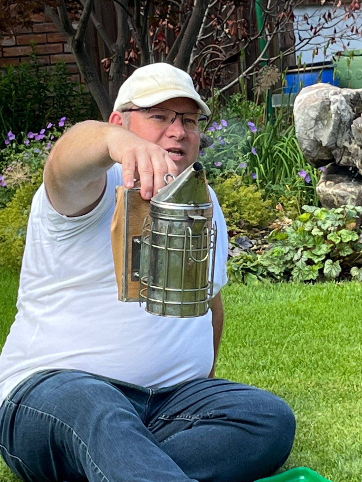 Mit Smoker, Schutzanzug und Bienenkehrbesen erklärte Philipp Scheiber den Alltag eines Imkers.