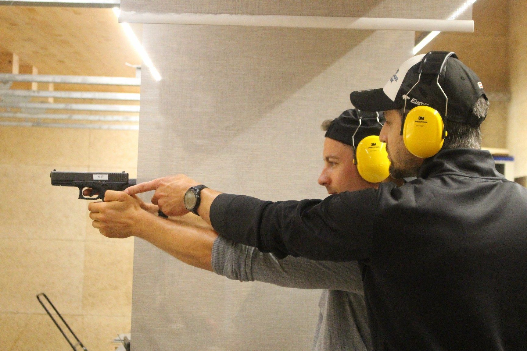 Als Polizist im Pistolenschießen geübt, gab Johannes Strolz seinen Kollegen natürlich wertvolle Tipps und verriet, worauf es ankommt, will man ins Schwarze treffen.