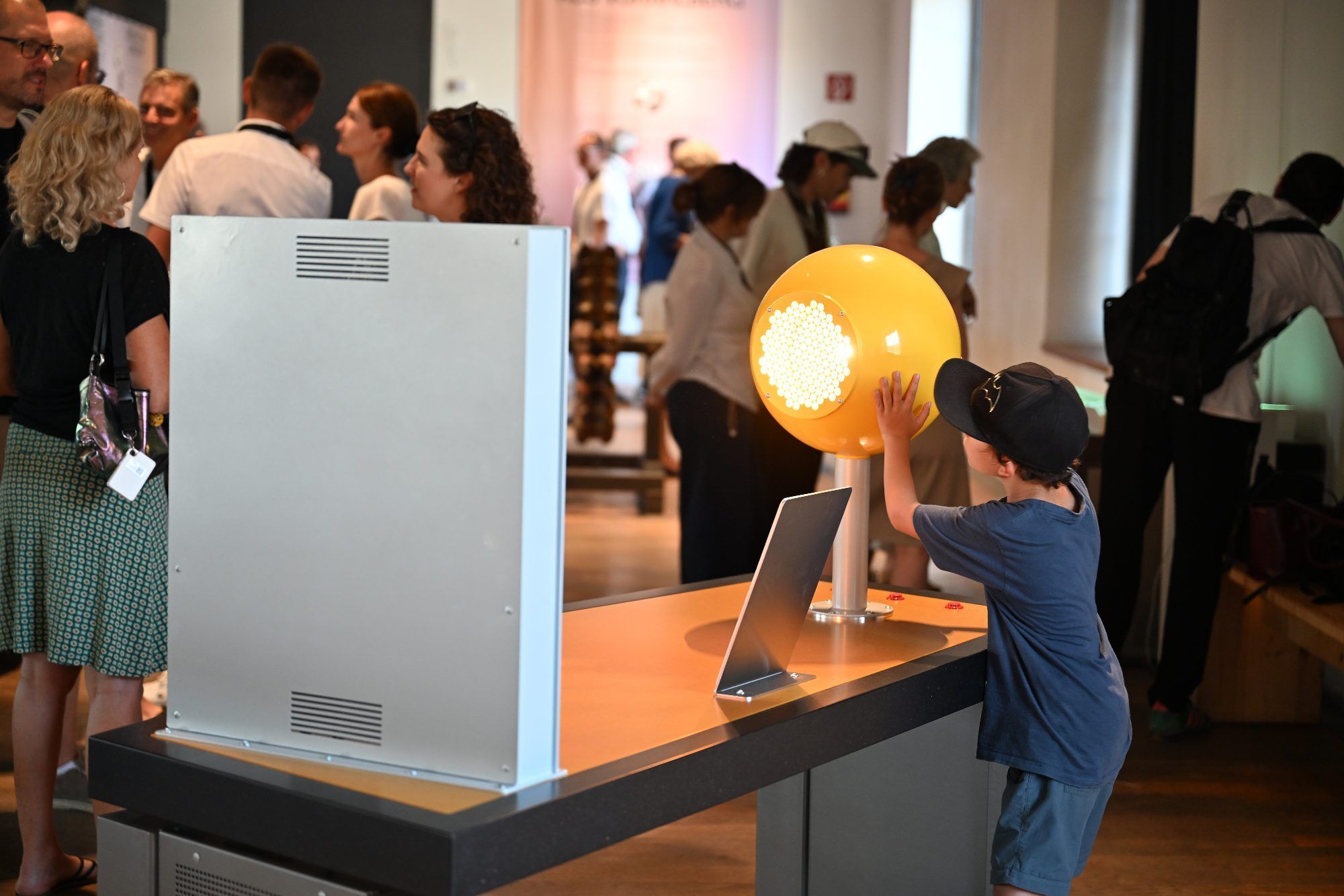 Eine interaktive Lichtinstallation macht die Faszination der Elektrizität unmittelbar erlebbar.