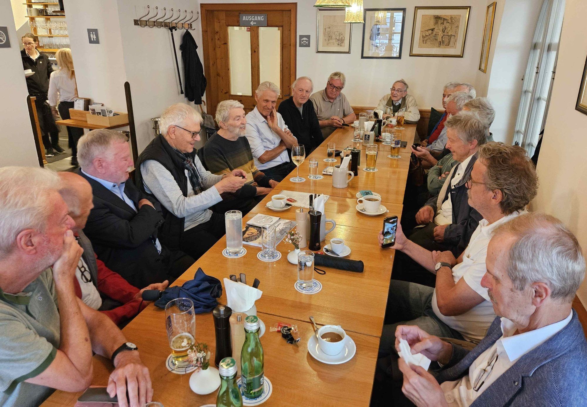 Zum Auftakt des 55-jährigen Maturajubiläums trafen sich 18 ehemalige Maturanten zu einem Frühschoppen im Gasthaus Kornmesser. Als „Stargast“ konnte der damalige Musikprofessor Hubert Marte begrüßt werden.