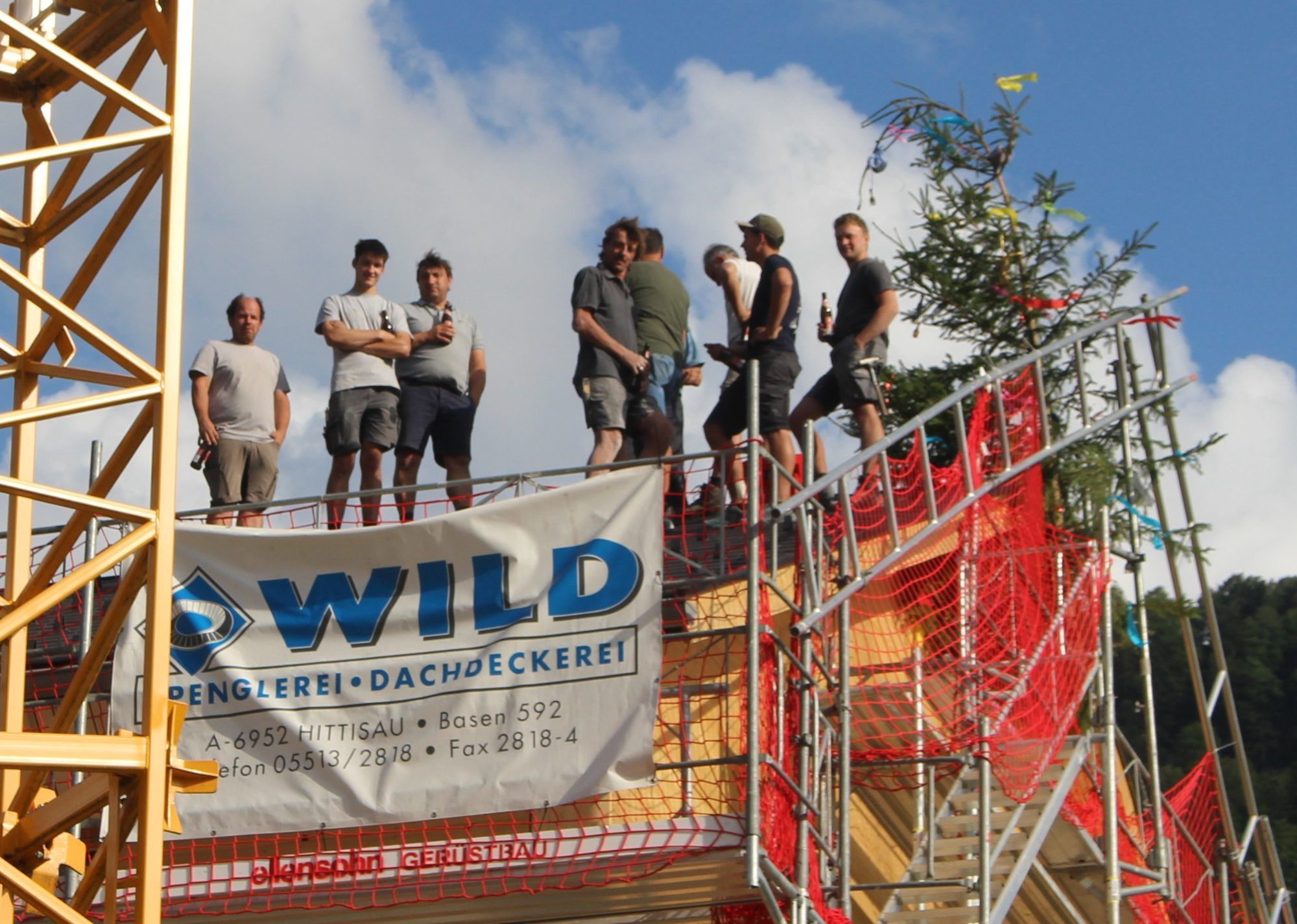 Die Arbeit der Zimmerer ist beim Projekt in Hittisau getan: Mit dem Aufziehen des Firstbaums beenden sie ihre Einsatz auf der Baustelle und feiern traditionell den Abschluss einer wichtigen Bauetappe. PETER STRAUSS