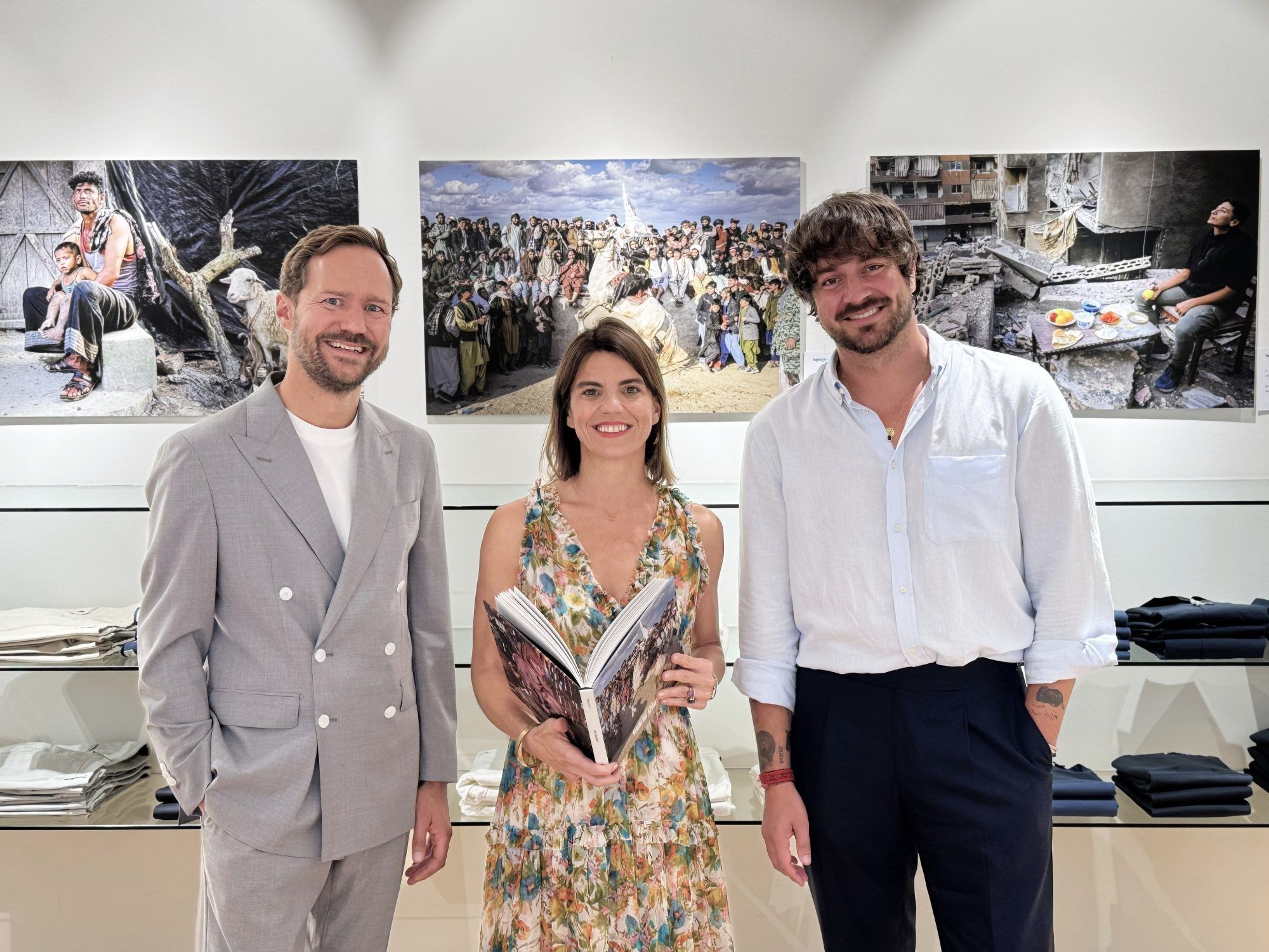 Fotograf Lauren Strele (re.) mit Clemens und Caroline Sagmeister bei der Ausstellungseröffnung.