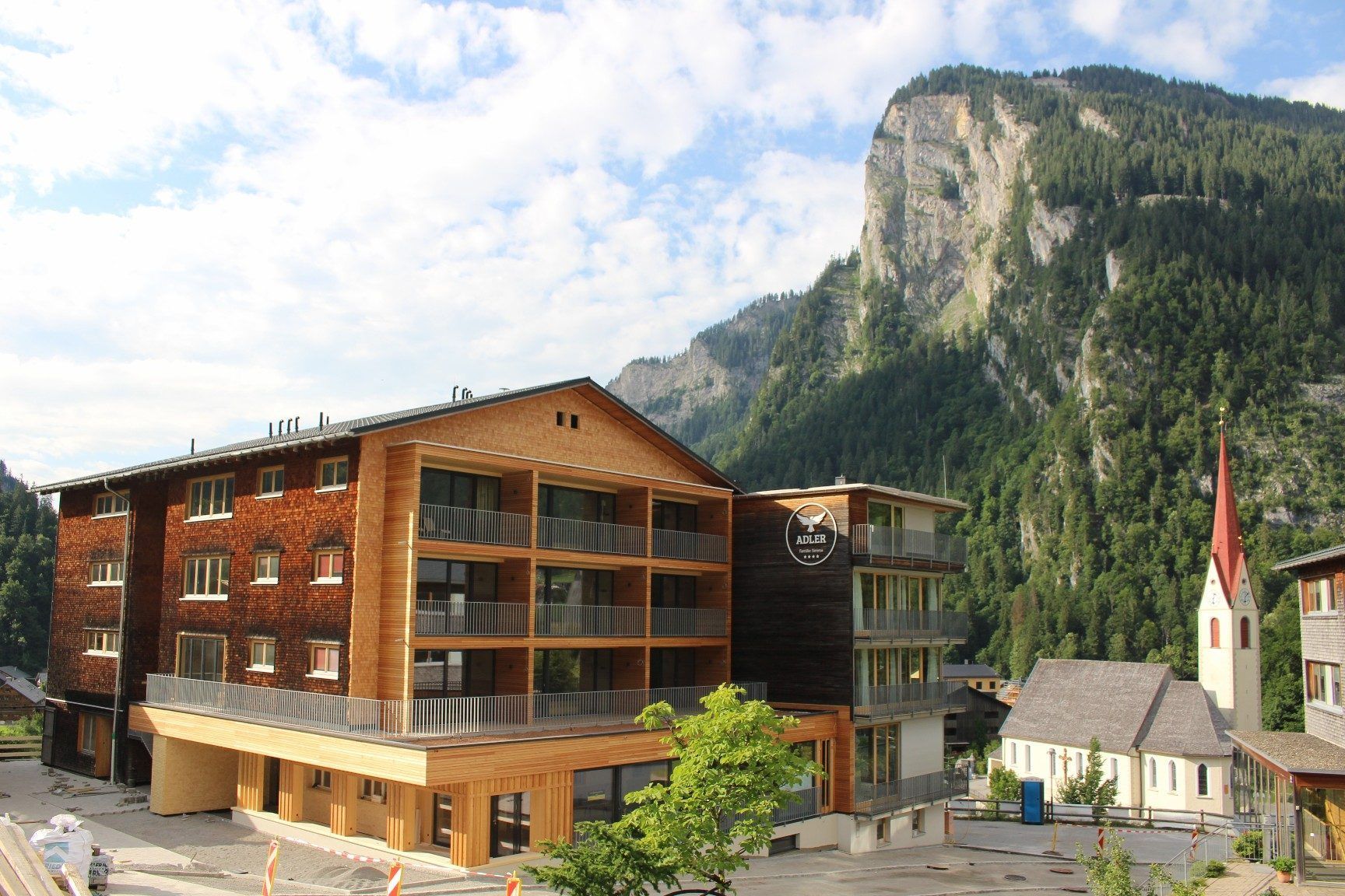 Im Frühsommer 2025 waren in Au gleich drei Großhotels – Adler (Bild), Krone und Post – Baustelle. Heuer sind sie wieder in Betrieb und bescherten der Gemeinde einen Nächtigungszuwachs von fast 50 Prozent.