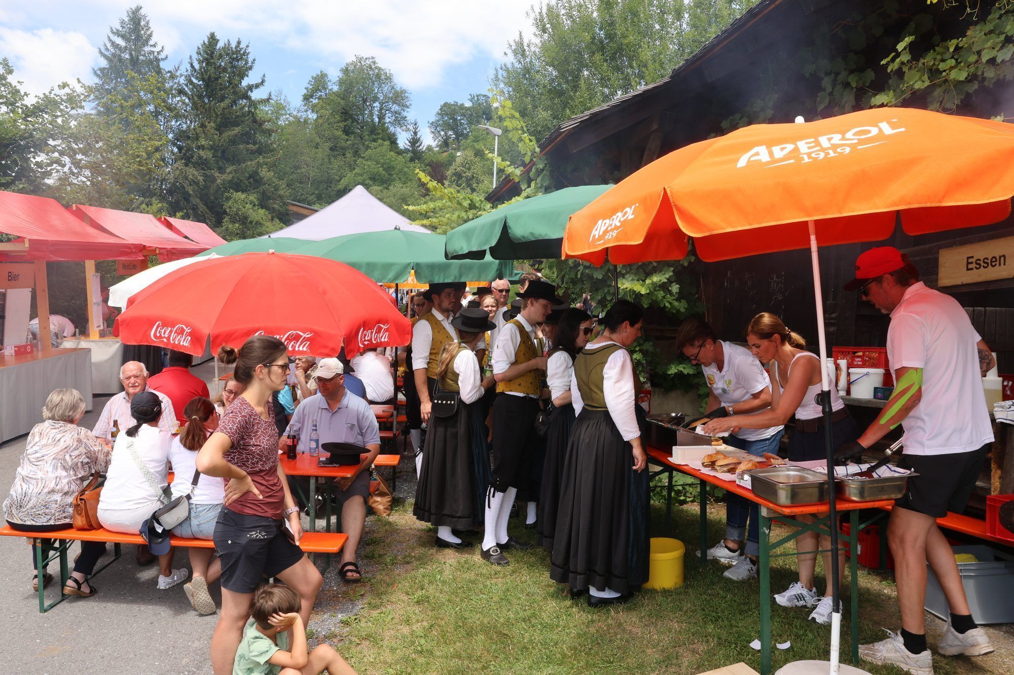 Blühstreifen und Fest in "Pfarrers Bühel"
