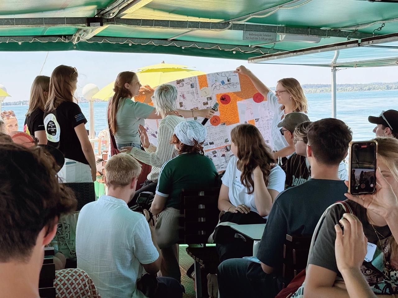 Die Workshop-Ergebnisse werden gemeinsam erarbeitet und auf Plakaten präsentiert. Foto: Kaya Kantner
