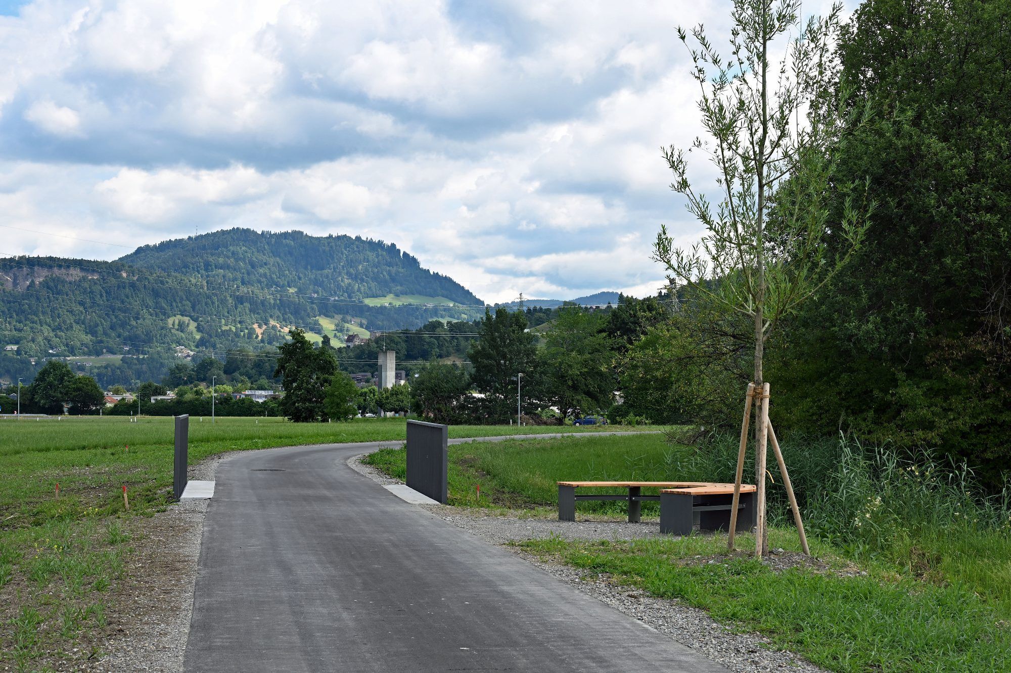 Standortgerechte Bepflanzung und naturnahe Sitzgelegenheiten erhöhen die Aufenthaltsqualität entlang des neuen Weges.