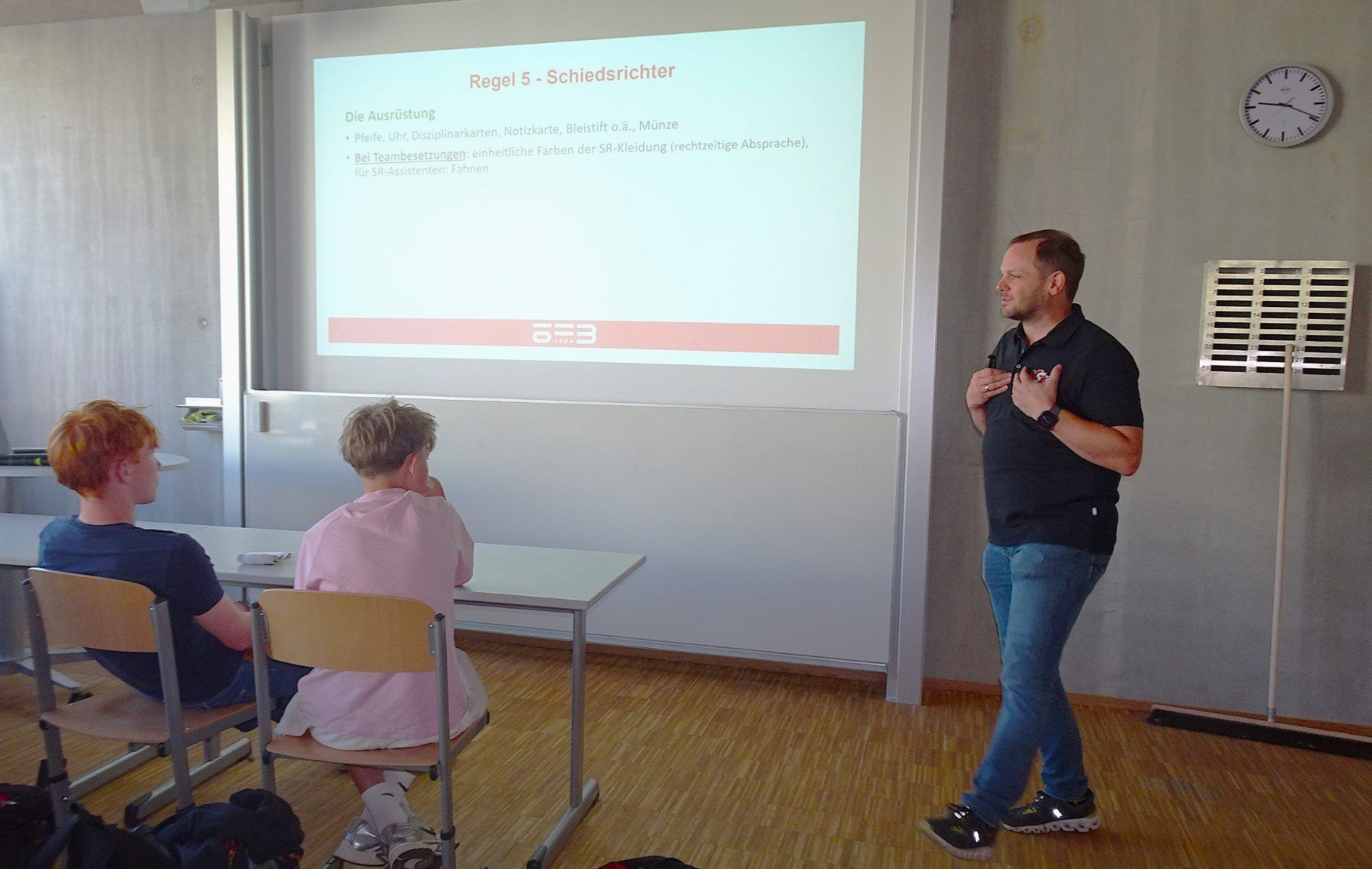 Der Schiedsrichterkurs soll junge Fußballerinnen und Fußballer auch für Einsätze in der Schülerliga begeistern.