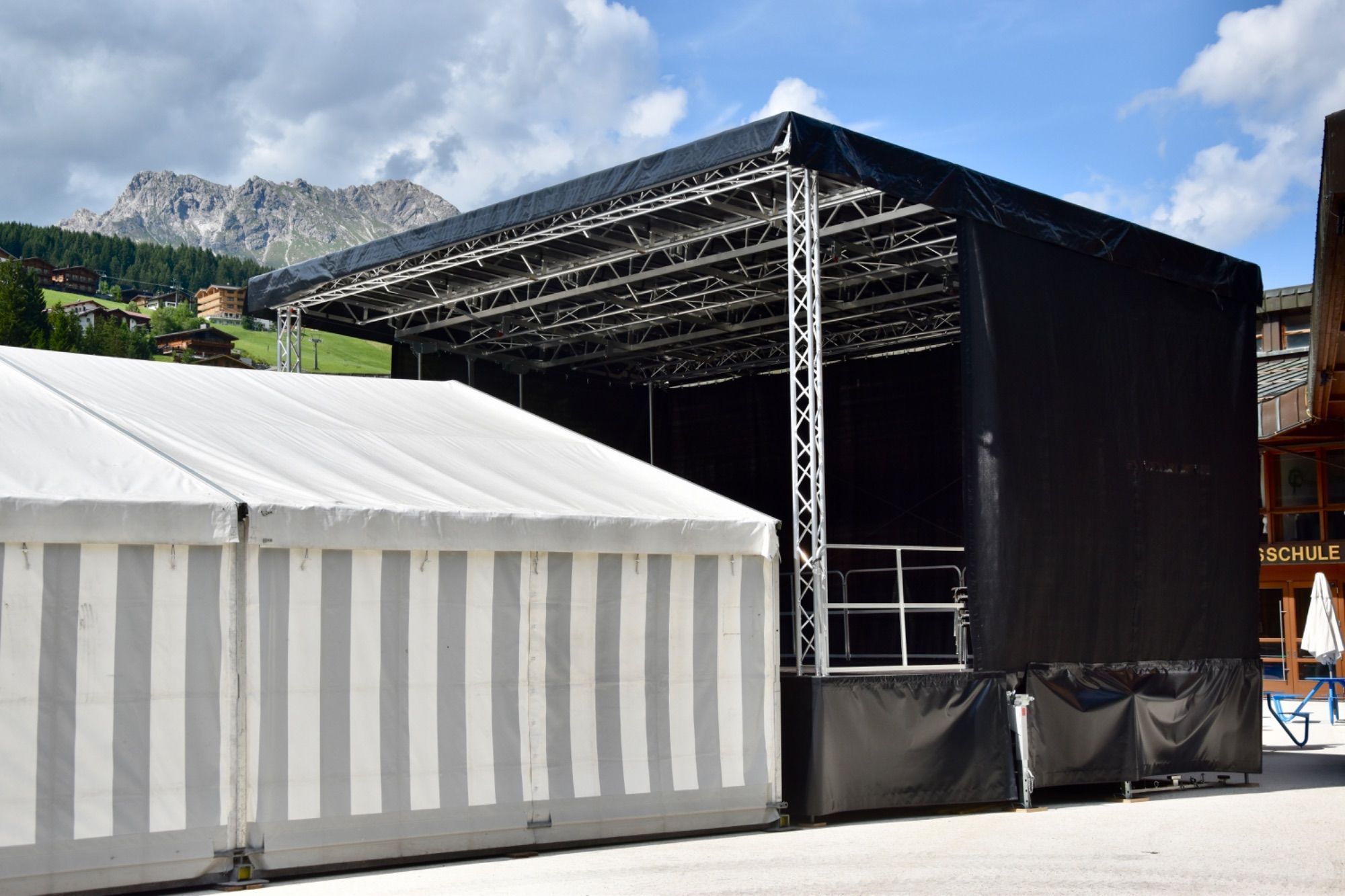 Das Festzelt und die neu angeschaffte, anlässlich des Jubiläums gesegnete Bühne im Lecher Gemeindezentrum