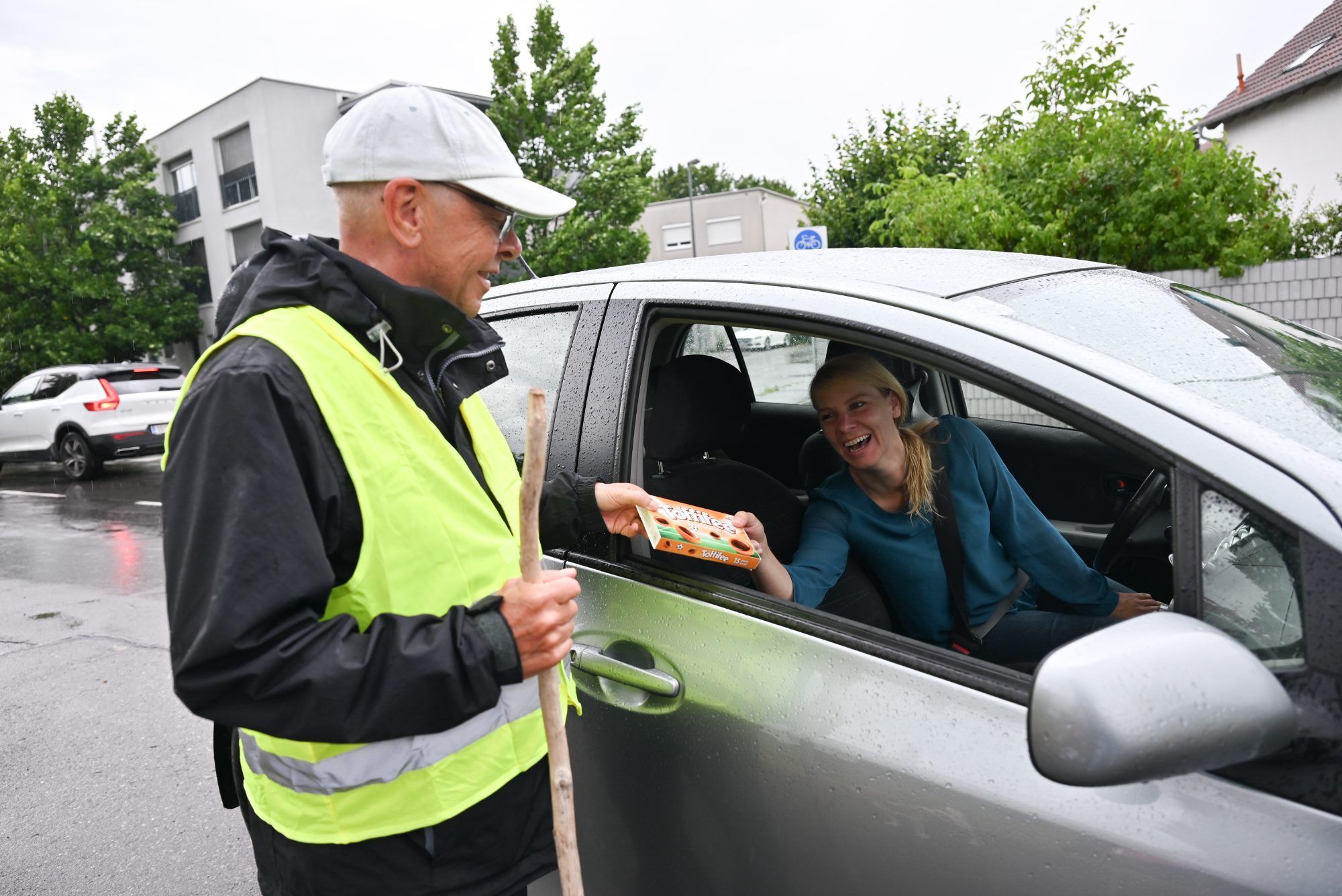 Diese Autofahrerin schätzt sein Engagement und schenkt ihm eine Schokolade dafür.