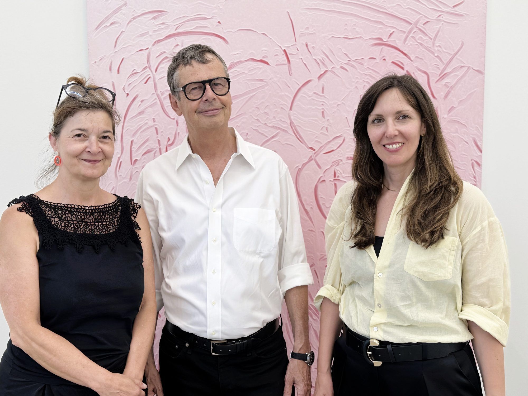 Unter den Besuchern: Lisa Noggler, Künstler Peter Kogler und Rosanna Dematté.