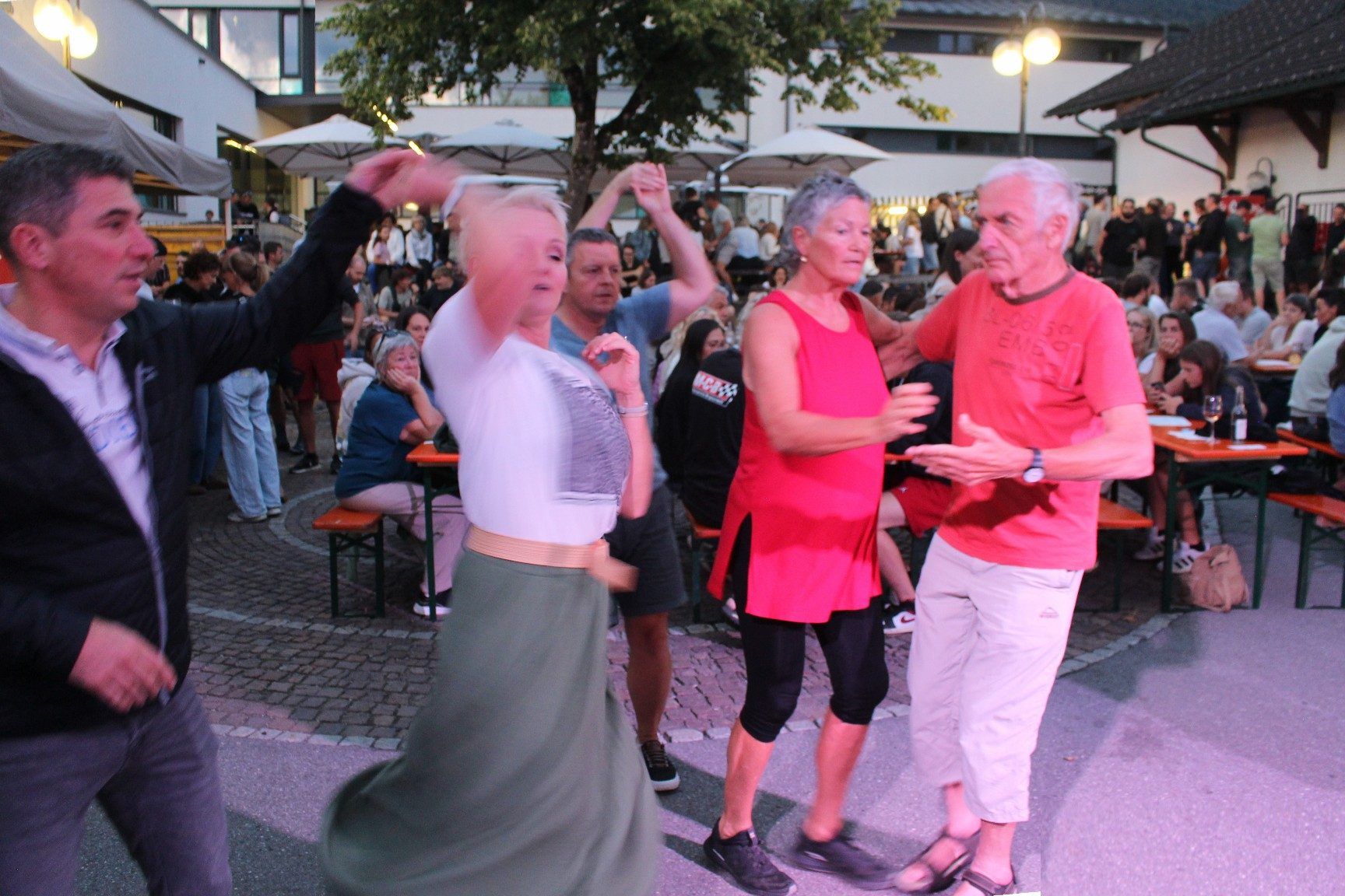 Schon ein Vorgeschmack auf den „Tanz-Klatsch“ in dieser Woche – auch zur Musik der Quärgängar ließ sich vortrefflich das Tanzbein schwingen.