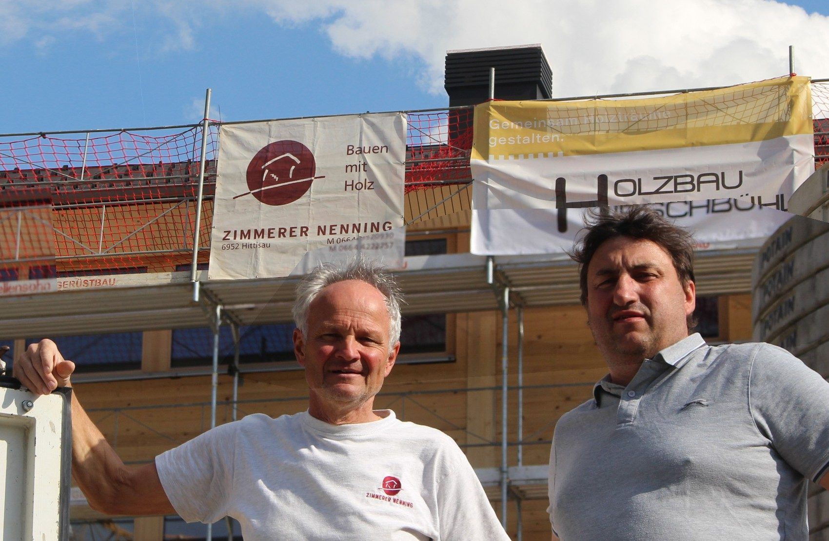 Martin Nenning und Toni Hirschbühl von den gleichnamigen Holzbaufirmen waren für den Holzbau am Projekt zuständig.