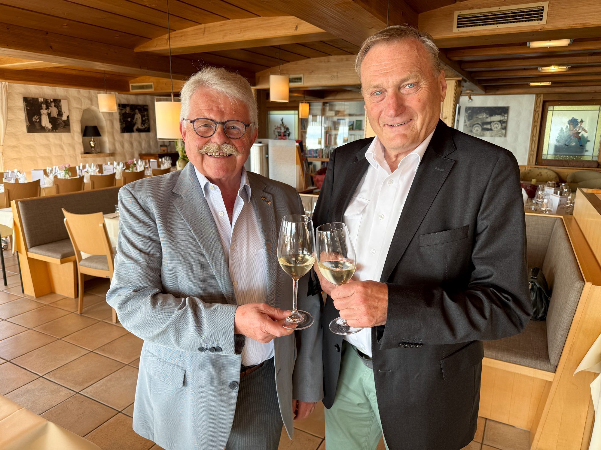 VSOV Ehrenpräs. Willi Hirsch erhob sein Glas mit Martin Trifter