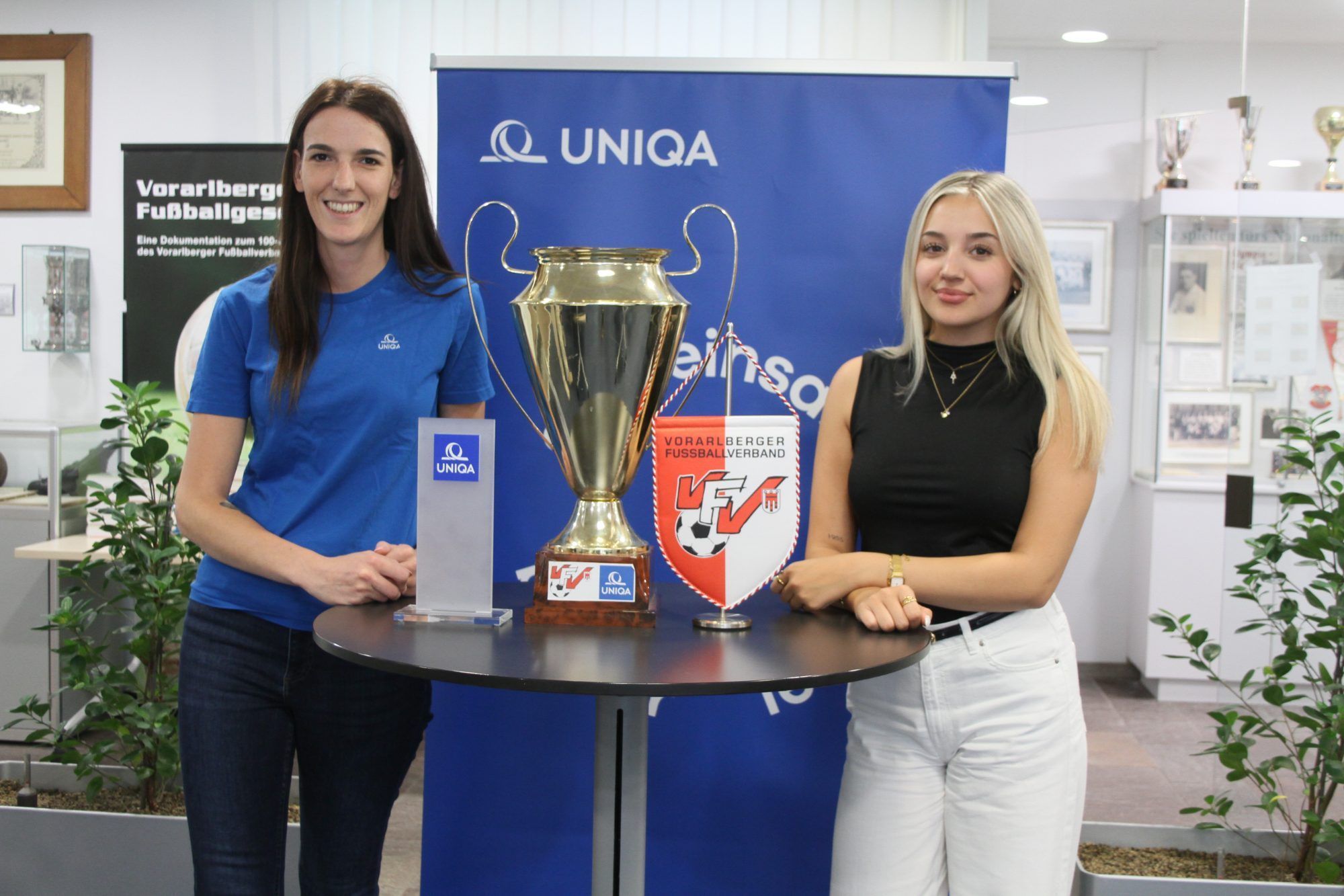 Karin (l.) und Stella vom Bewerbs-Hauptsponsor Uniqa Vorarlberg.