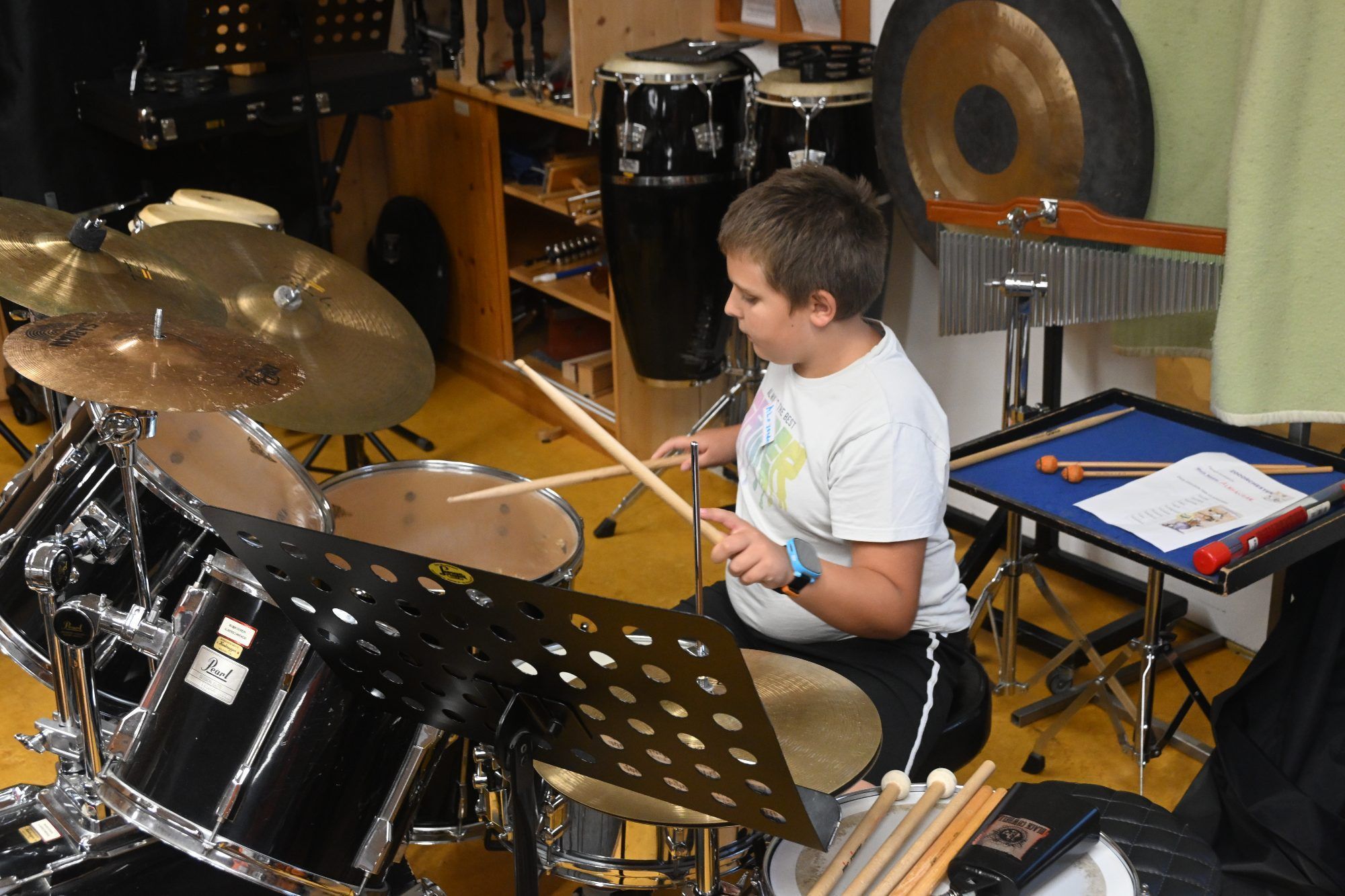 Alexander versucht sich als Schlagwerker