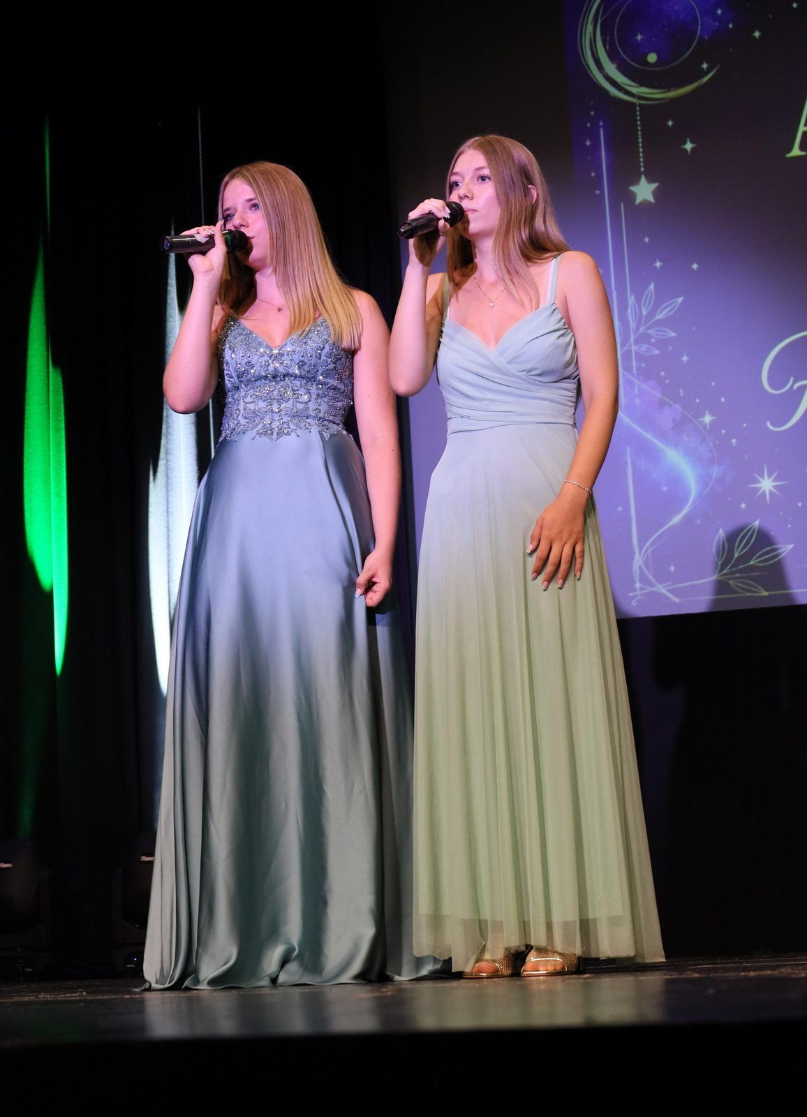 Mia (li) und Nika (re) präsentierten den Schlusssong