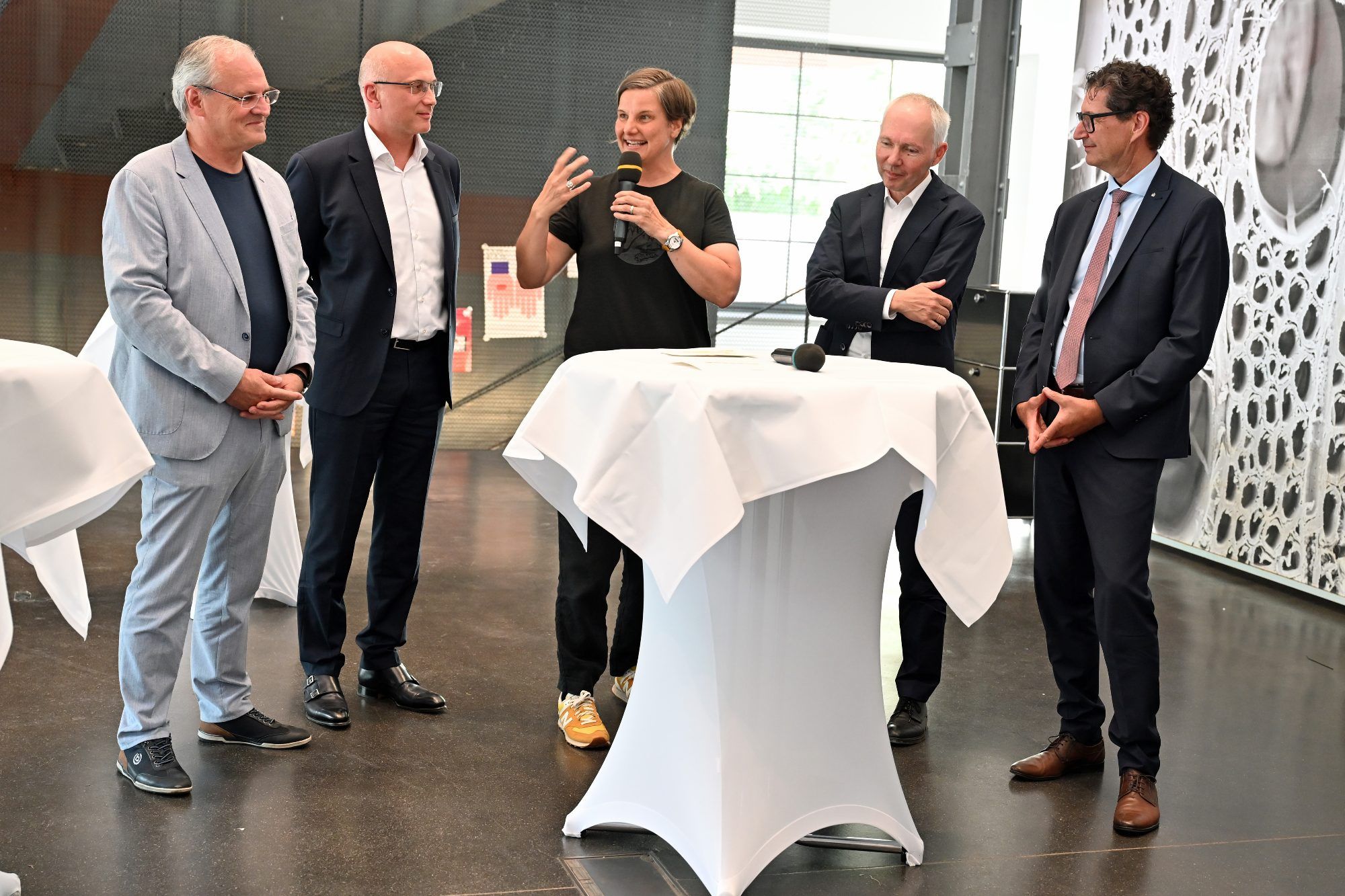 Gemeinsam eröffneten inatura-Direktorin Ruth Swoboda und Vertreter der Projektpartner die Sonderausstellung „Verstehen Sie Strom?“.