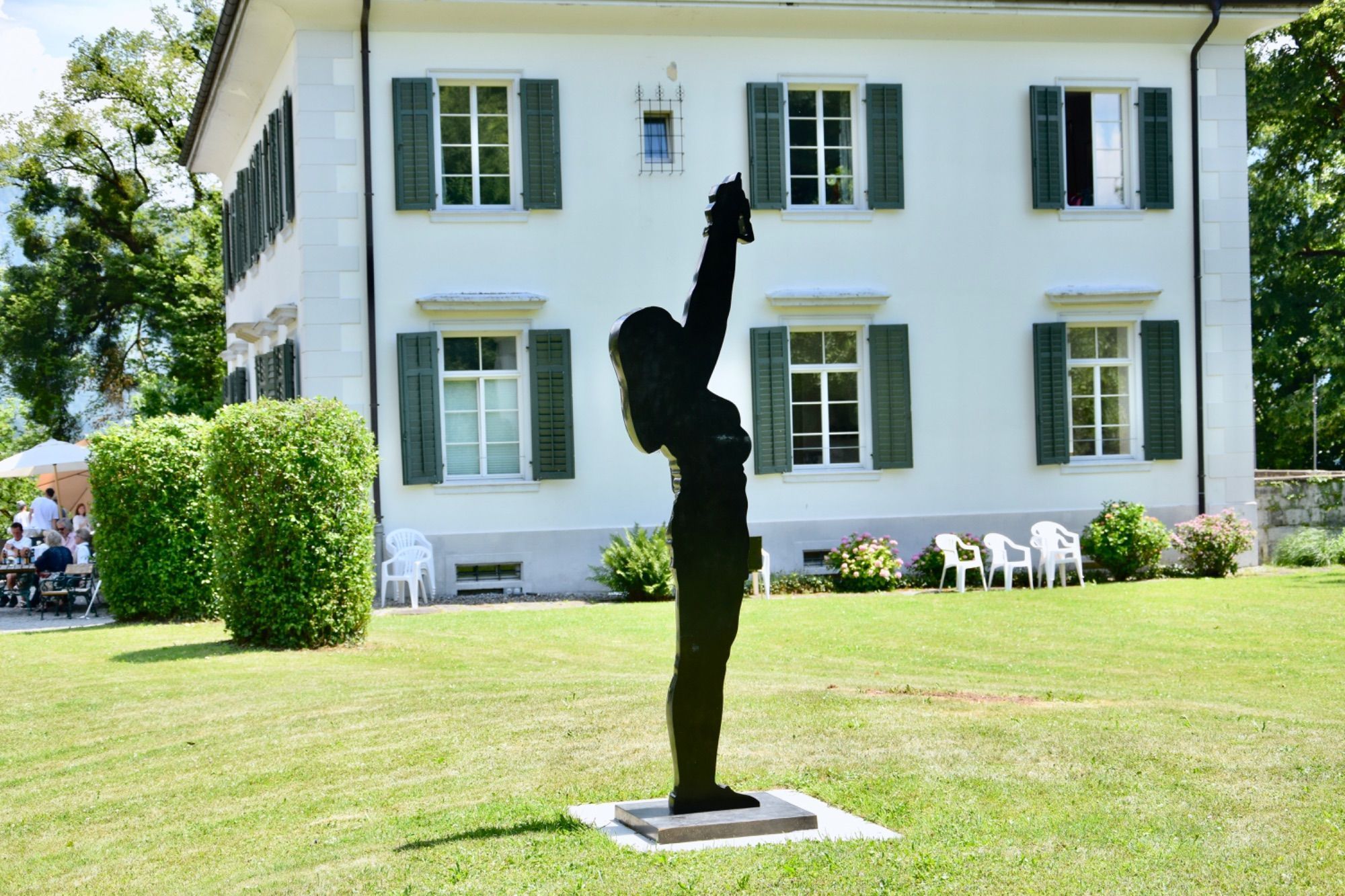 Ausstellung von Skulpturen des studierten Holz- und Steinbildhauers Georg Loewit im weitläufigen Park der Villa Falkenhorst in Thüringen, der für verschiedene Veranstaltungen genutzt wird.