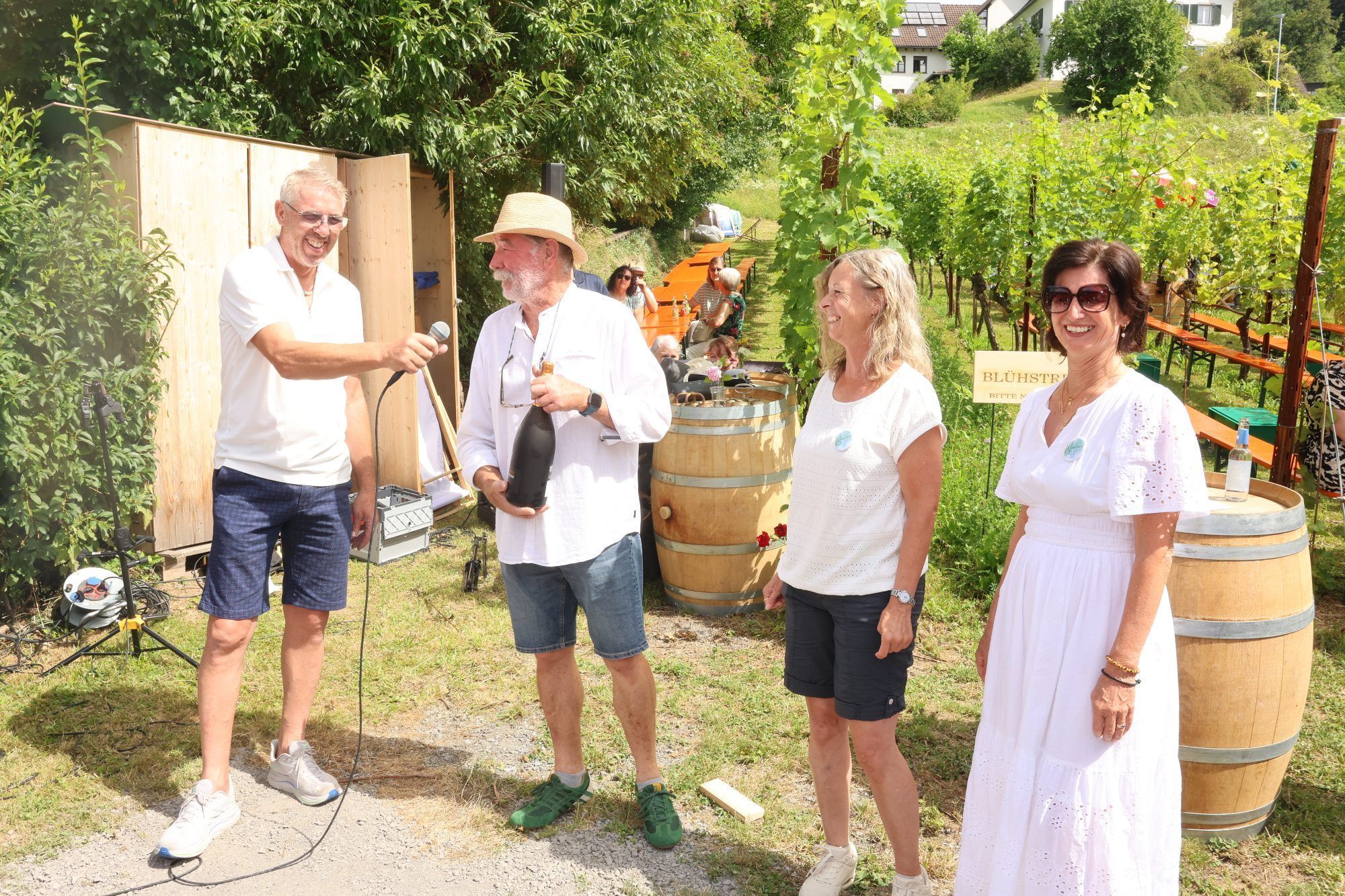 Blühstreifen und Fest in "Pfarrers Bühel"