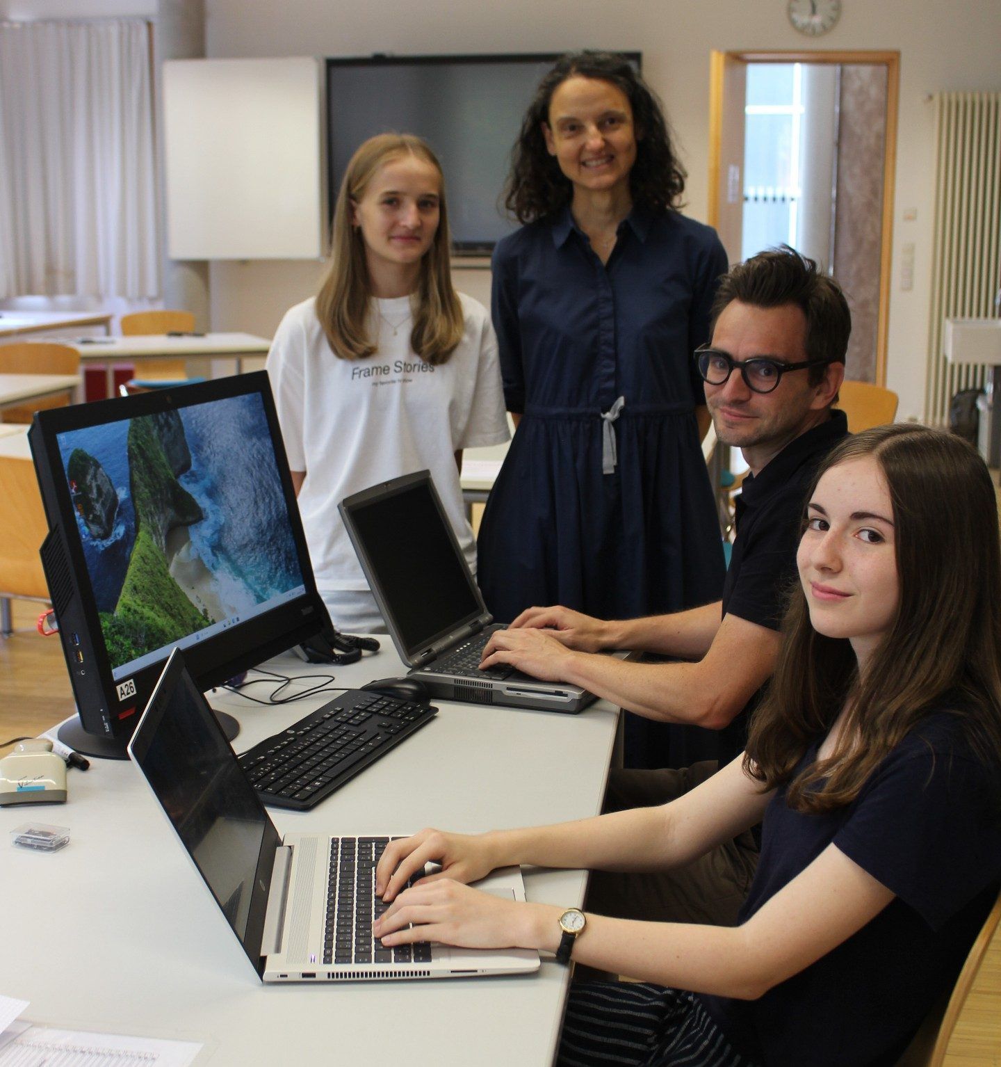 Fotoshooting mit Melanie Baurenhas, Veronika Niklaser, Ewald und Frieda Natter und „Schreibgeräten“ verschiedener Generationen. „Eine gute alte Schreibmaschine war an der Schule nicht mehr aufzutreiben . . .“ bedauerte Niklaser nach vergeblicher Suche.