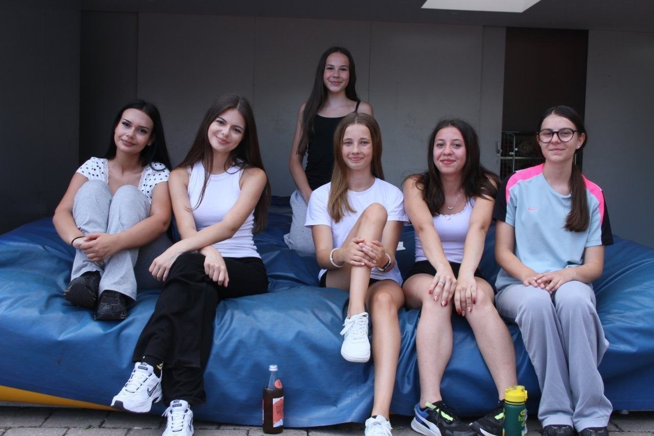 Die letzten Schultage der 4b-Schülerinnen an der SMS Rankweil-West.
