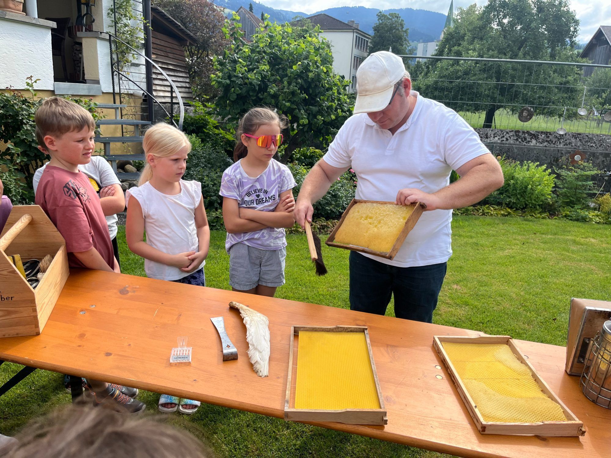 Spielerisch und anschaulich vermittelte Philipp Scheiber den Kindern die Bedeutung der Honigbienen.
