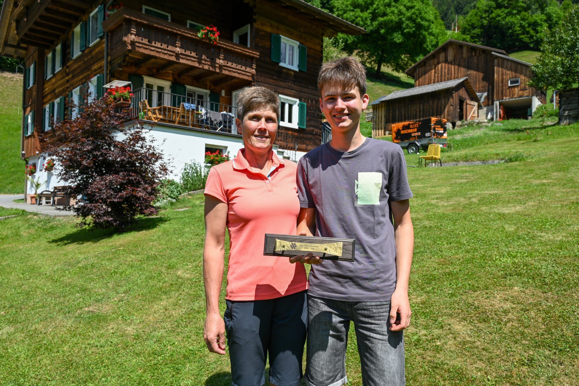 Mit Mama Silke betreut er fünf Bienenvölker bei sich zu Hause im Silbertal. Stolz zeigt er die Goldmedaille.