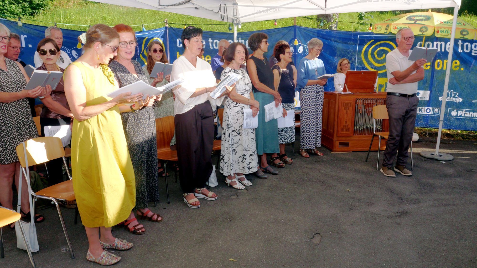 Mit dem bewegenden Chorsatz „Von guten Mächten“ bereicherte der Kirchenchor Frastanz unter der Leitung von Guntram Fischer den festlichen Jubiläumsgottesdienst.