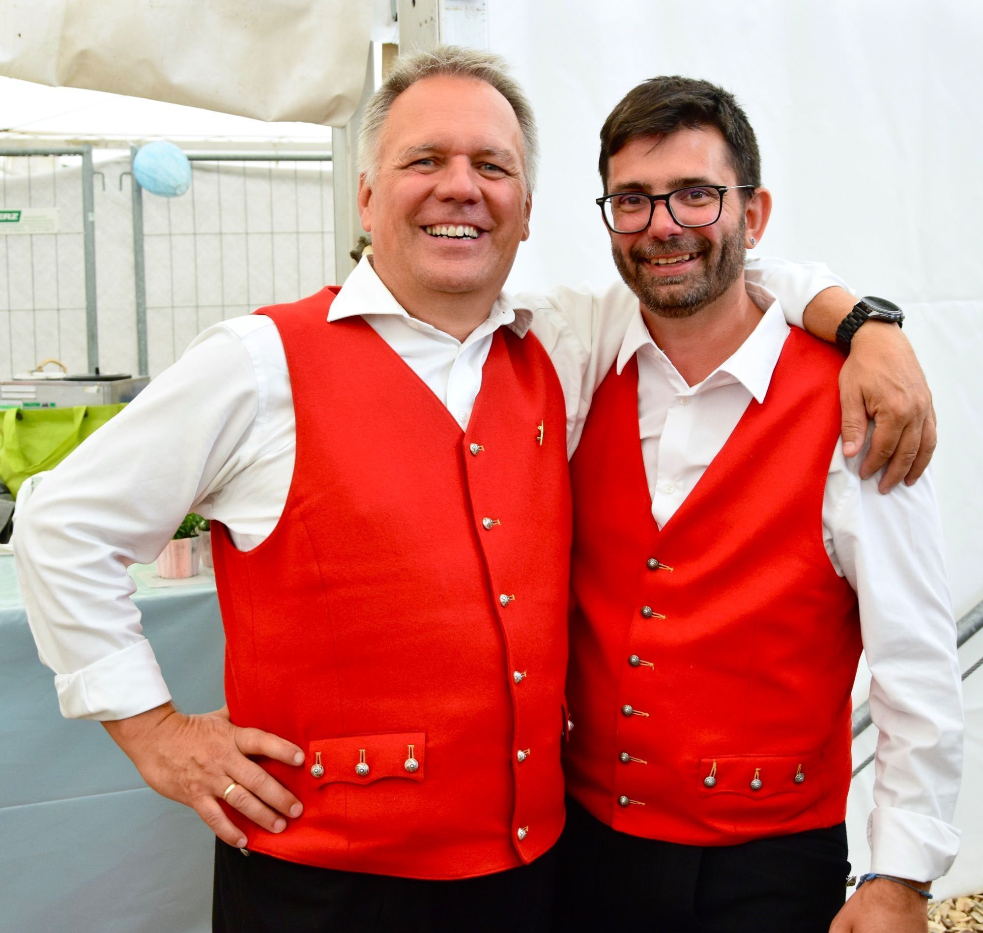 Obmann Thomas Rudigier (Vorarlberger Blasmusikverband) und Matthias Pöchler am dritten Festtag im Festzelt.