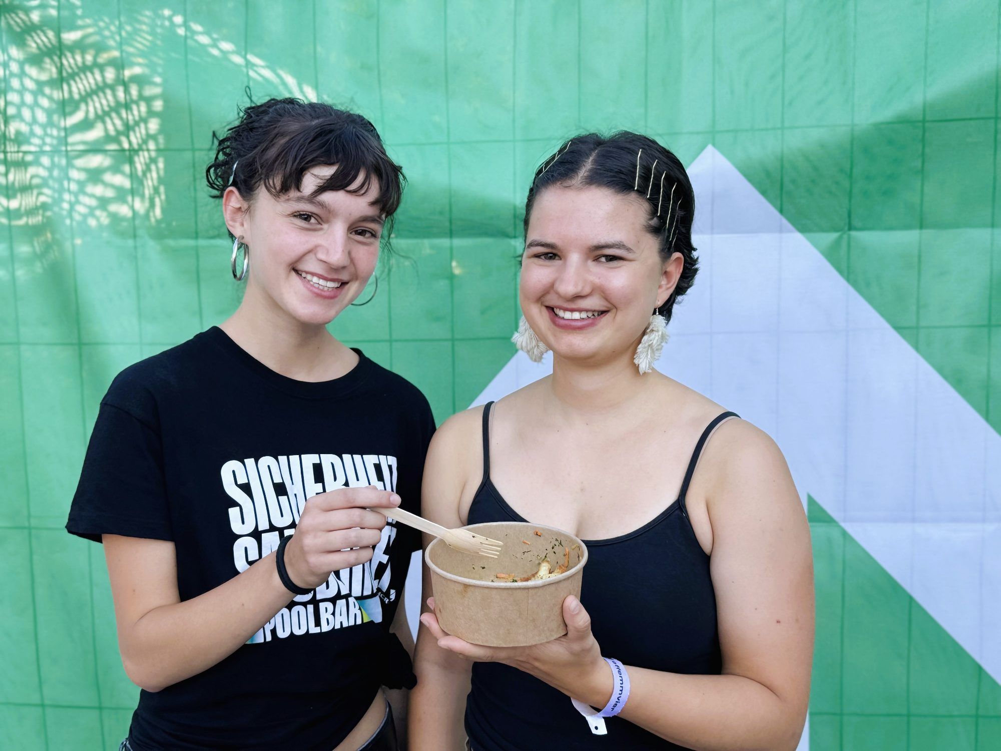 Bademeisterin Viktoria Ganahl und Musikerin Anja Bodlak genossen den Abend.