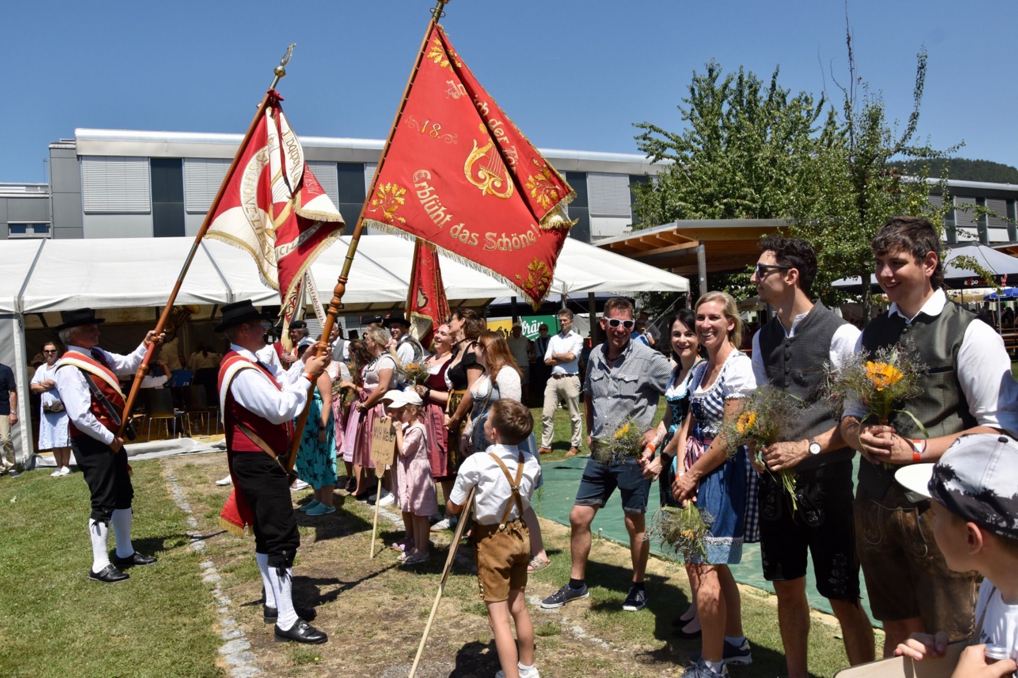 Für jede Kühlung dankbar waren diese Festbesucher am Festplatz bei der Mittelschule Koblach.