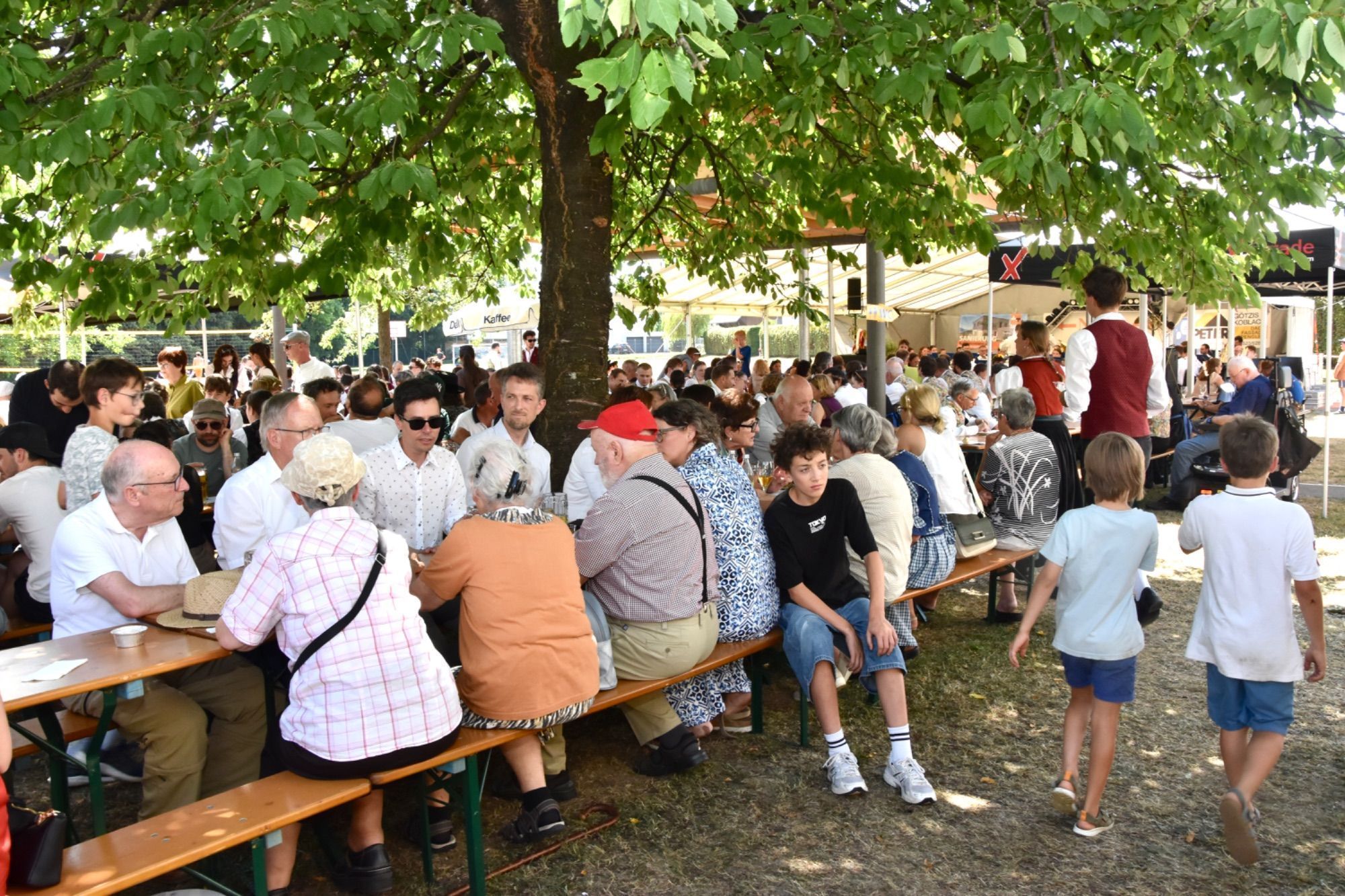 Festumzug und Fahneneinzug in das Festzelt - eine große Freude auch für die glückliche Koblacher Kapellmeisterin Angela Palfrader sowie Gerd Ströhle und Musikvereinsobmann - hier zusammen mit Festobfrau Magdalena Raffeiner.