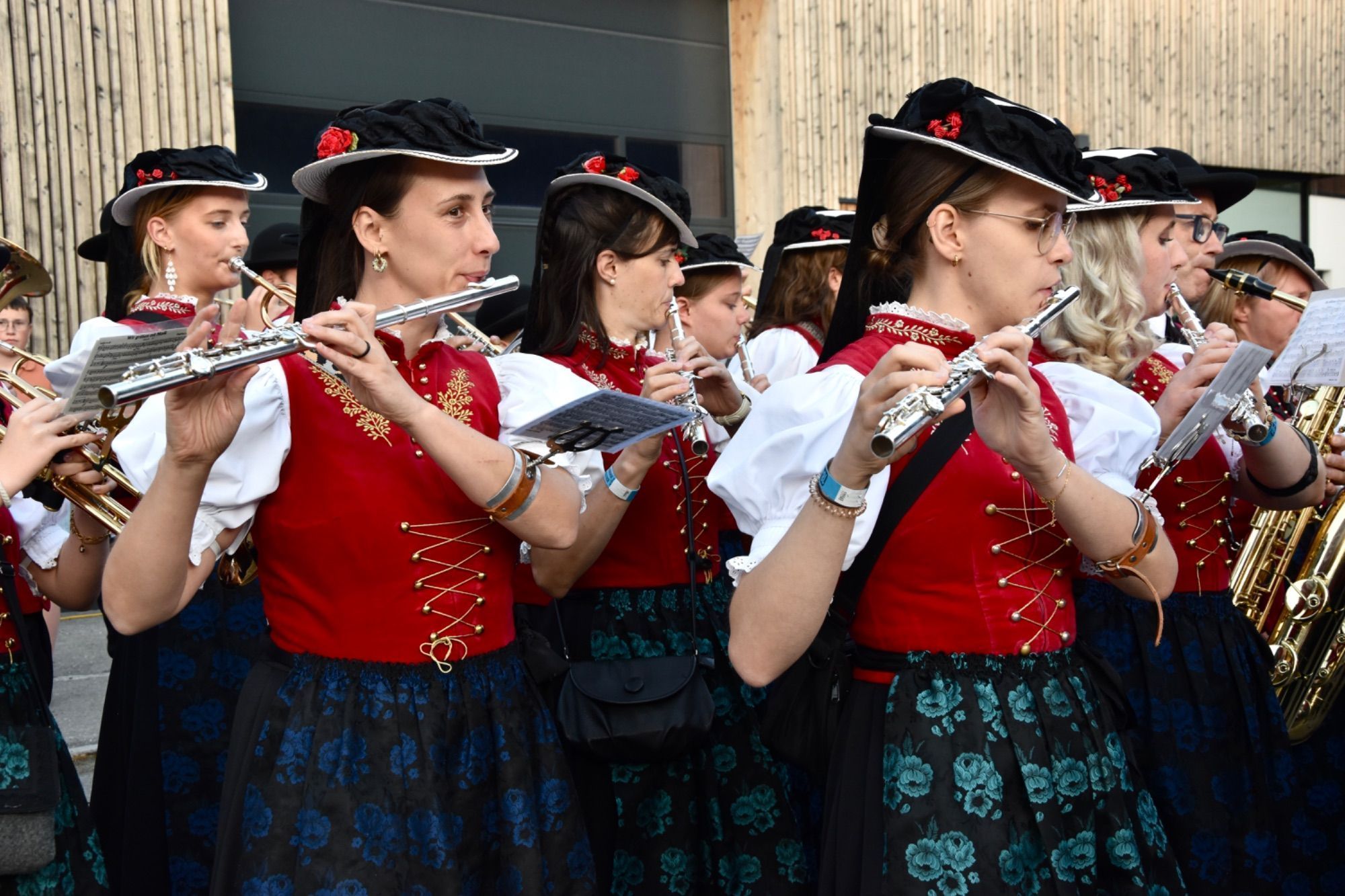 Internationale Musikvereine waren zum dreitägigen Jubiläumsfest der Bürgermusik Gaschurn-Partenen nach Gaschurn angereist. Für Stimmung im Festzelt sorgten etwa Volxrock und die Fegerländer. Den Fassanstich nahm Bgm. Daniel Sandrell vor.