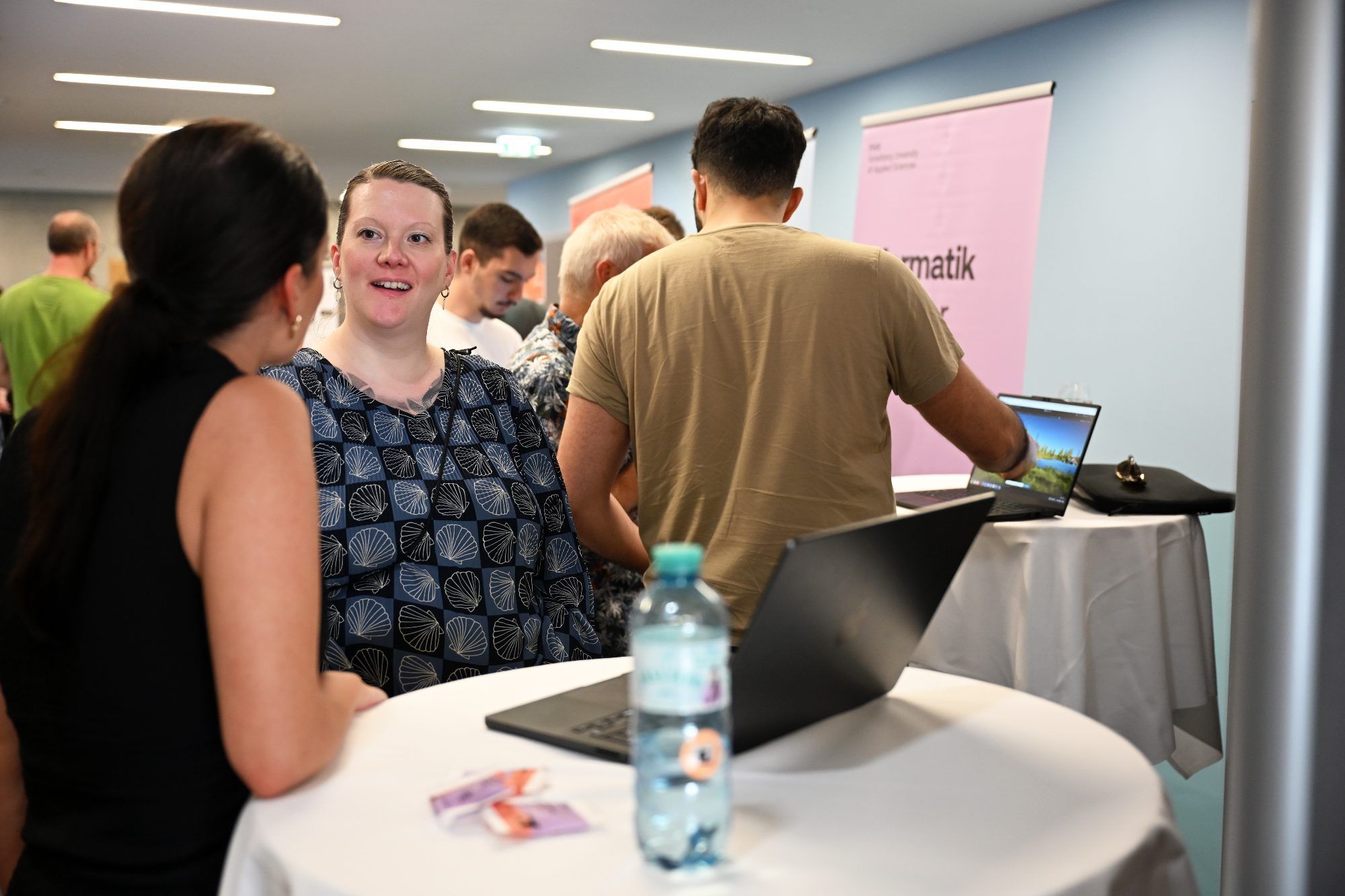 In der Postersession präsentierten Bachelor- und Masterstudierende ihre Forschungsarbeiten und kamen mit den Gästen ins Gespräch.