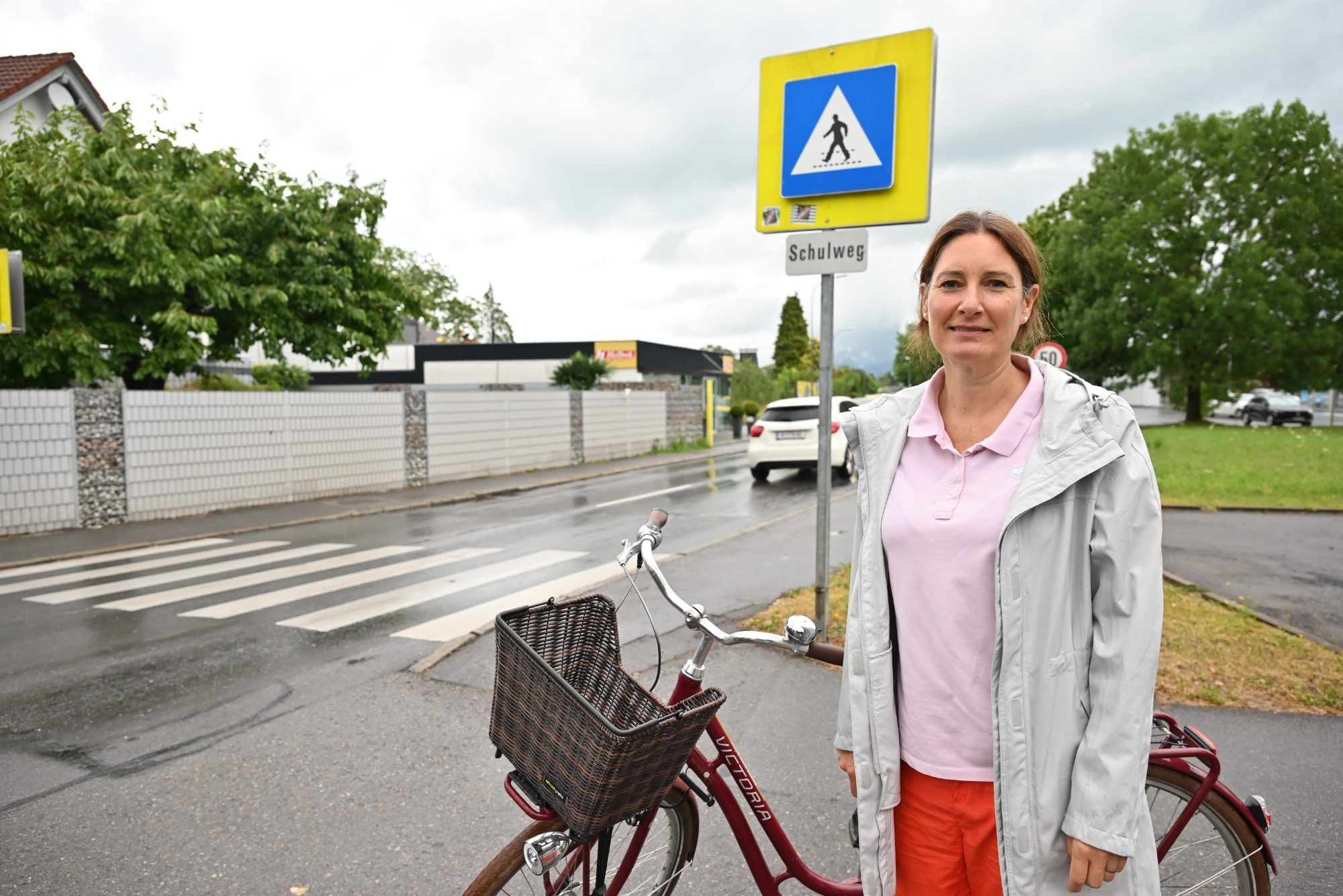 Anrainerin Marisa Bargon berichtet von sehr gefährlichen Situationen und Fahrern, die selbst am Zebrastreifen nicht anhalten. Mit der Hilfe von Markus Hämmerle gelingt es.