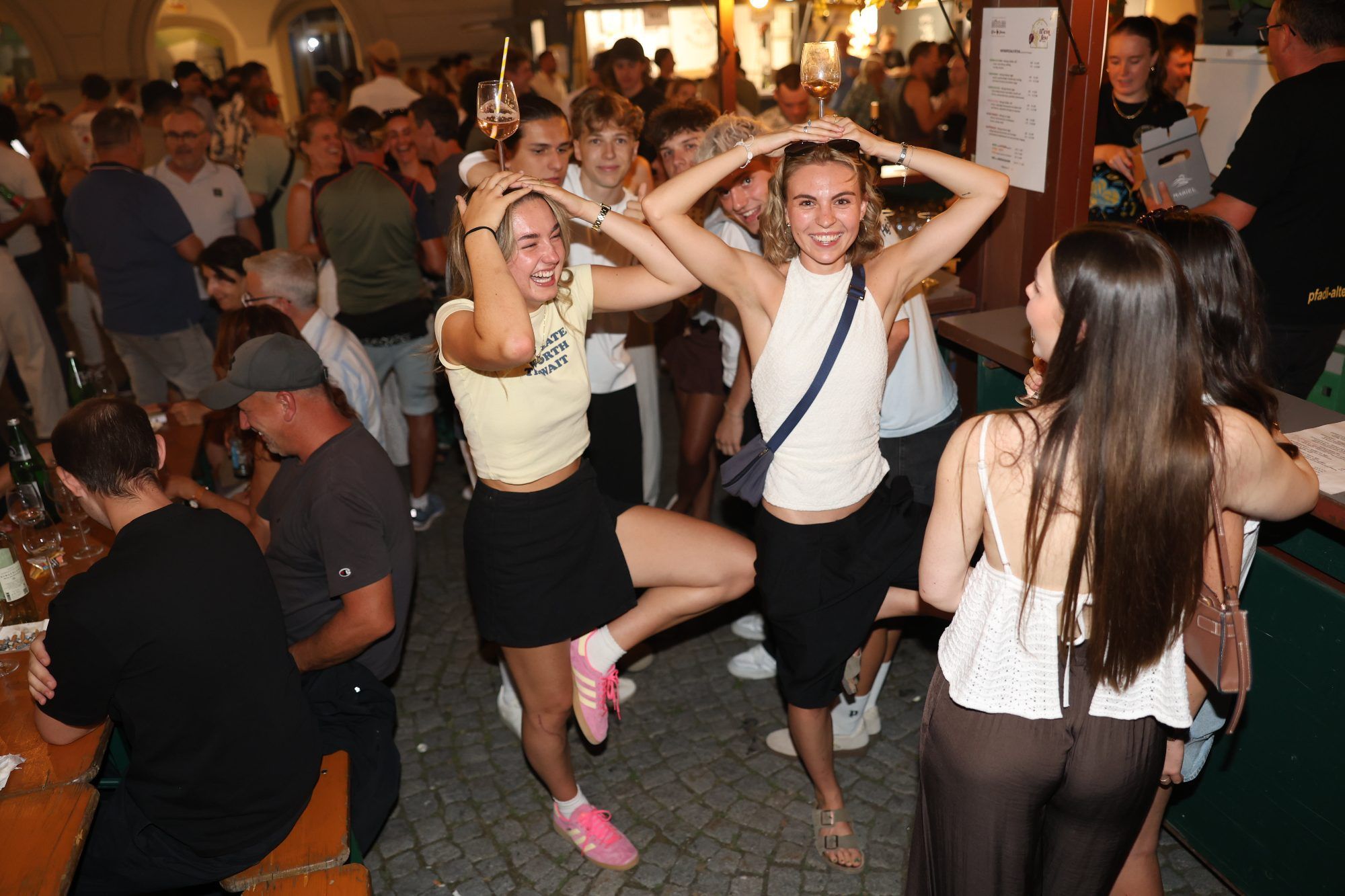 WEinyoga: Lara und Celine aus Nüziders.